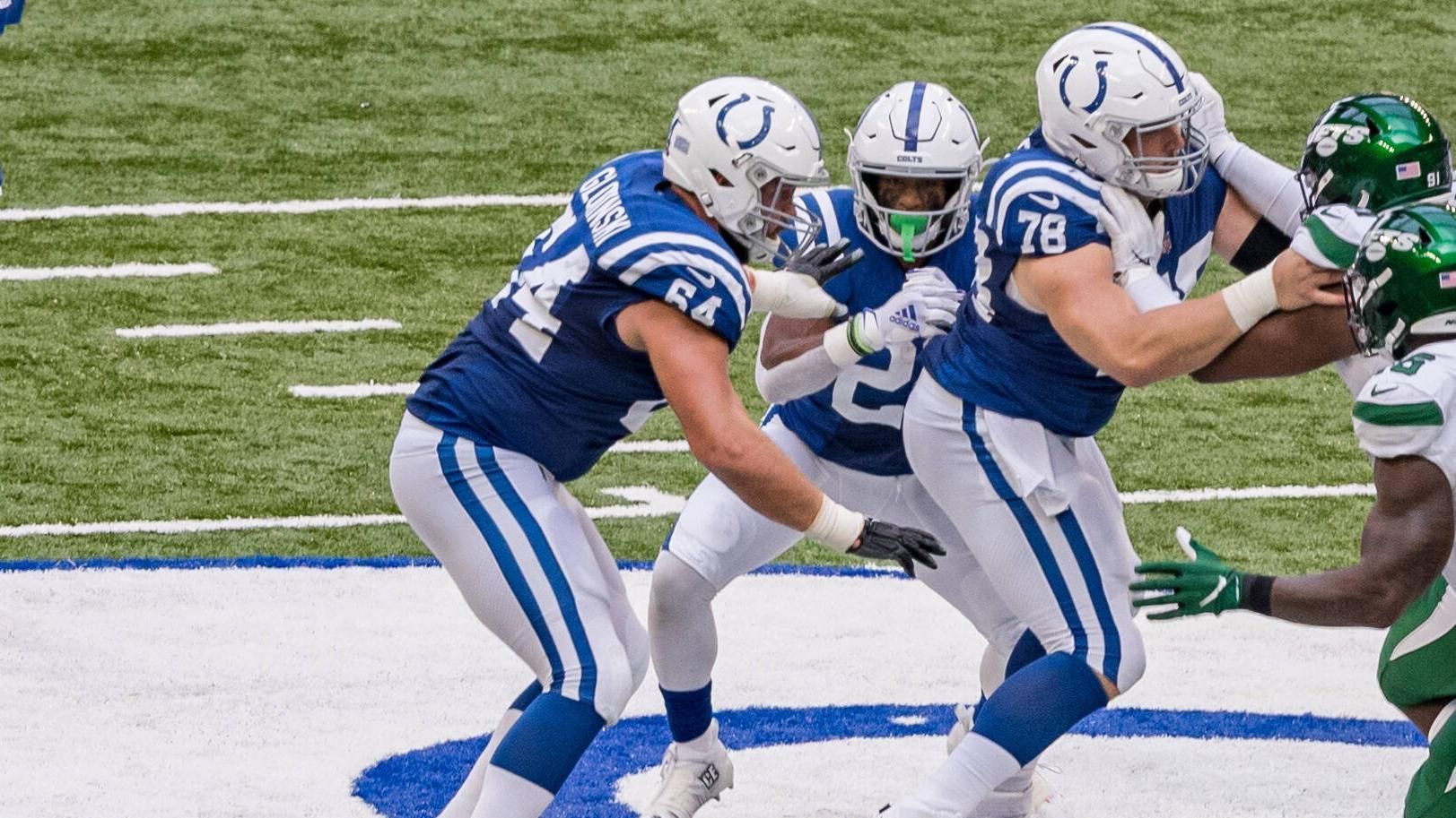 
                <strong>Platz 8: Indianapolis Colts</strong><br>
                Wenn es um die beste Offensive Line der NFL geht, sind die Indianapolis Colts seit Jahren eine der genannten Optionen. Grund dafür ist unter anderem Left Guard Quenton Nelson, der oft genannt wird, wenn es um den besten Offensive-Line-Spieler der gesamten NFL gilt. Der fällt nun aber erstmal aus. Sollte er nur ein paar Spiele verpassen, können die Colts das noch kompensieren. Tritt das Worst-Case-Szenario ein und Nelson verpasst zwölf Spiele, würde es schwer werden. Zwar beendete der langjährige Left Tackle Anthony Costonzo seine Karriere, doch mit Routinier Eric Fisher gelang den Colts ein regelrechter Coup - insofern der 30-Jährige seine derzeitige Verletzung überwindet. Mit Center Ryan Kelly und Right Tackle Braden Smith sind sie auch auf diesen Positionen herausragend aufgestellt. Größter Knackpunkt dürfte tatsächlich die Verletzungsanfälligkeit der einzelnen Akteure sein, doch auch in der Tiefe ist man in Indianapolis gut aufgestellt. 
              