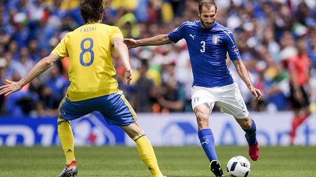 
                <strong>Giorgio Chiellini</strong><br>
                Giorgio Chiellini: Muss zum ersten Mal schon in der dritten Spielminute eingreifen und per Kopf gegen Zlatan Ibrahimovic klären. Ob mit Ziehen, Schubsen oder Schieben - der abgeklärte Innenverteidiger weiß mit allem Mitteln zu verteidigen. Ist auch souverän zur Stelle, wenn in der Fünferkette ein Loch aufreißt. ran-Note: 3
              