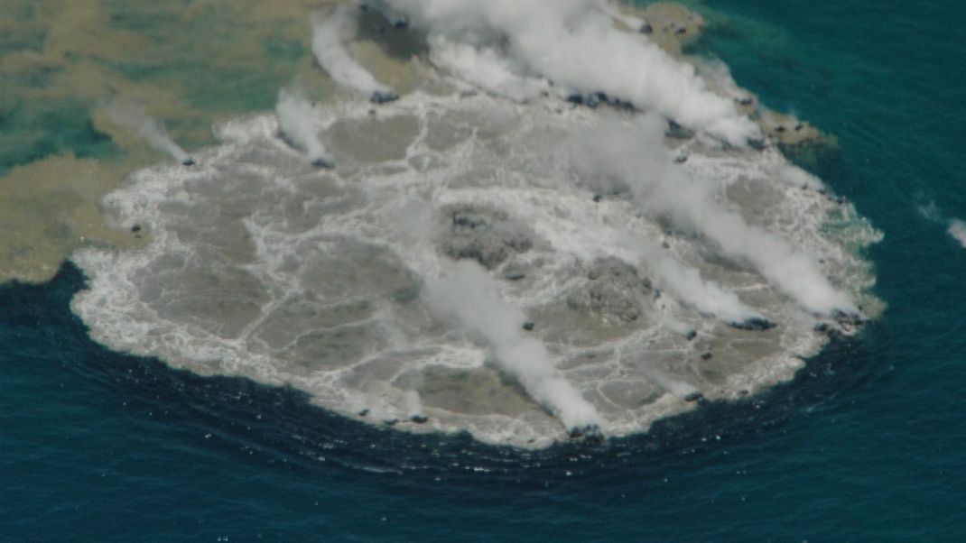 Bild des Ausbruchs eines Unterwasservulkans. Beobachtet im Pazifischen Ozean nahe der Insel Minami Iwojima südlich von Tokio, 2005. (Symbolbild)