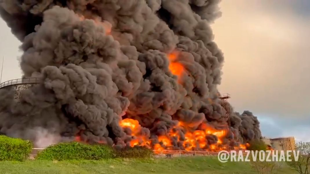 Archivbild: Auf diesem vom Telegram-Kanal des Gouverneurs von Sewastopol Michail Raswoschajew am Samstag, den 29. April 2023, veröffentlichten Handout-Foto steigen Rauch und Flammen aus einem brennenden Treibstofftank in Sewastopol auf der Krim auf. 