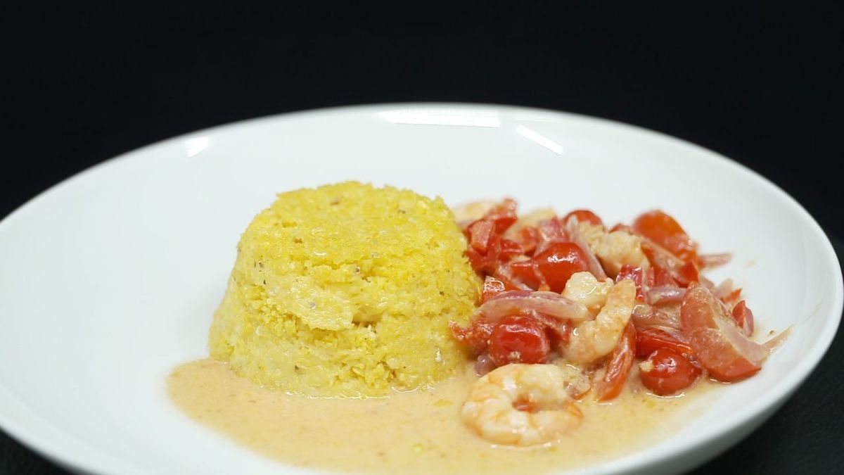 Moqueca De Camarao Mit Cuscuz Nordestino Brasilianischer Garneleneintopf Mit Brasilianischem Mais Couscous