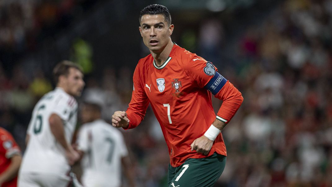 Cristiano Ronaldo 7 Portugal looks on during the European Qualifiers match between Portugal vs Hungary at Estadio Jose Alvalade on October 14th,2025 PUBLICATIONxNOTxINxBRAxMEX Copyright: xJoaoxBravox Sportspressphoto_SPR42645