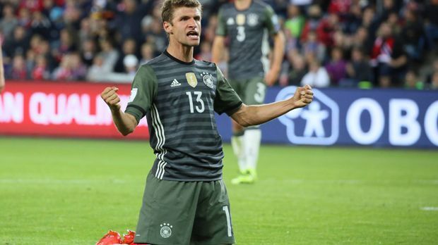 
                <strong>Thomas Müller</strong><br>
                Thomas Müller: Seine Torflaute in der Nationalmannschaft hatte er im letzten Länderspiel gerade erst beendet, da machte er die nächste auf: Müller wartet in dieser Saison weiter auf sein erstes Tor in der Liga. Unter Carlo Ancelotti kommt der "Raumdeuter" vorwiegend über die Außen, in der Mitte ist Robert Lewandowski in der Regel gesetzt. Unter Pep Guardiola hatte Müller noch als Stoßstürmer oder hängende Spitze gespielt. Und nach allen Regeln der Kunst "gemüllert". In der vergangenen Saison erzielte er 32 Treffer in 49 Pflichtspielen, davon allein 20 Tore in der Bundesliga. Nun also wieder Nationalmannschaft. Da hatte er zuletzt ja immerhin wieder getroffen.
              