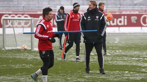 
                <strong>FC Ingolstadt 04</strong><br>
                FC Ingolstadt 04: Für die Mannschaft von Trainer Ralph Hasenhüttl (re.) ist das Trainingslager in der Heimat vorgesehen.
              