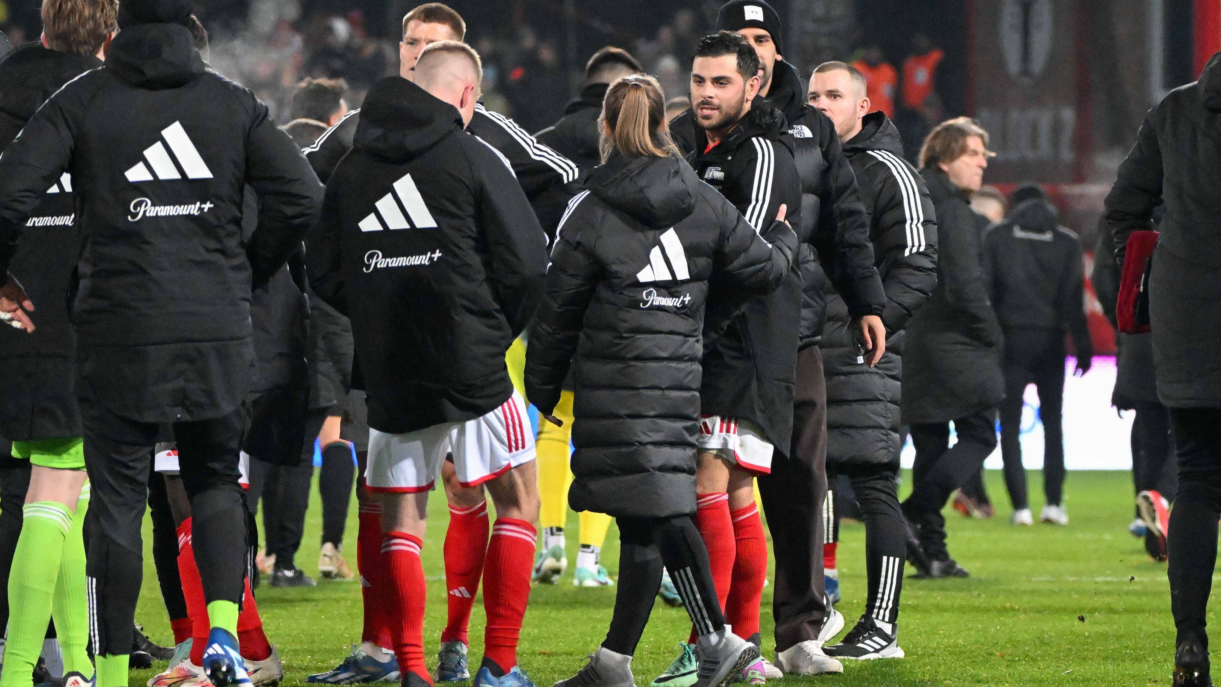 <strong>Marie-Louise Eta schreibt Bundesliga-Geschichte</strong><br>Eta gratulierte nach Abpfiff Torschütze Volland. Vielleicht gratulierte auch Volland Eta, denn die erste Co-Trainerin in der Geschichte der Bundesliga hat ihren Eintrag in die Geschichtsbücher sicher.