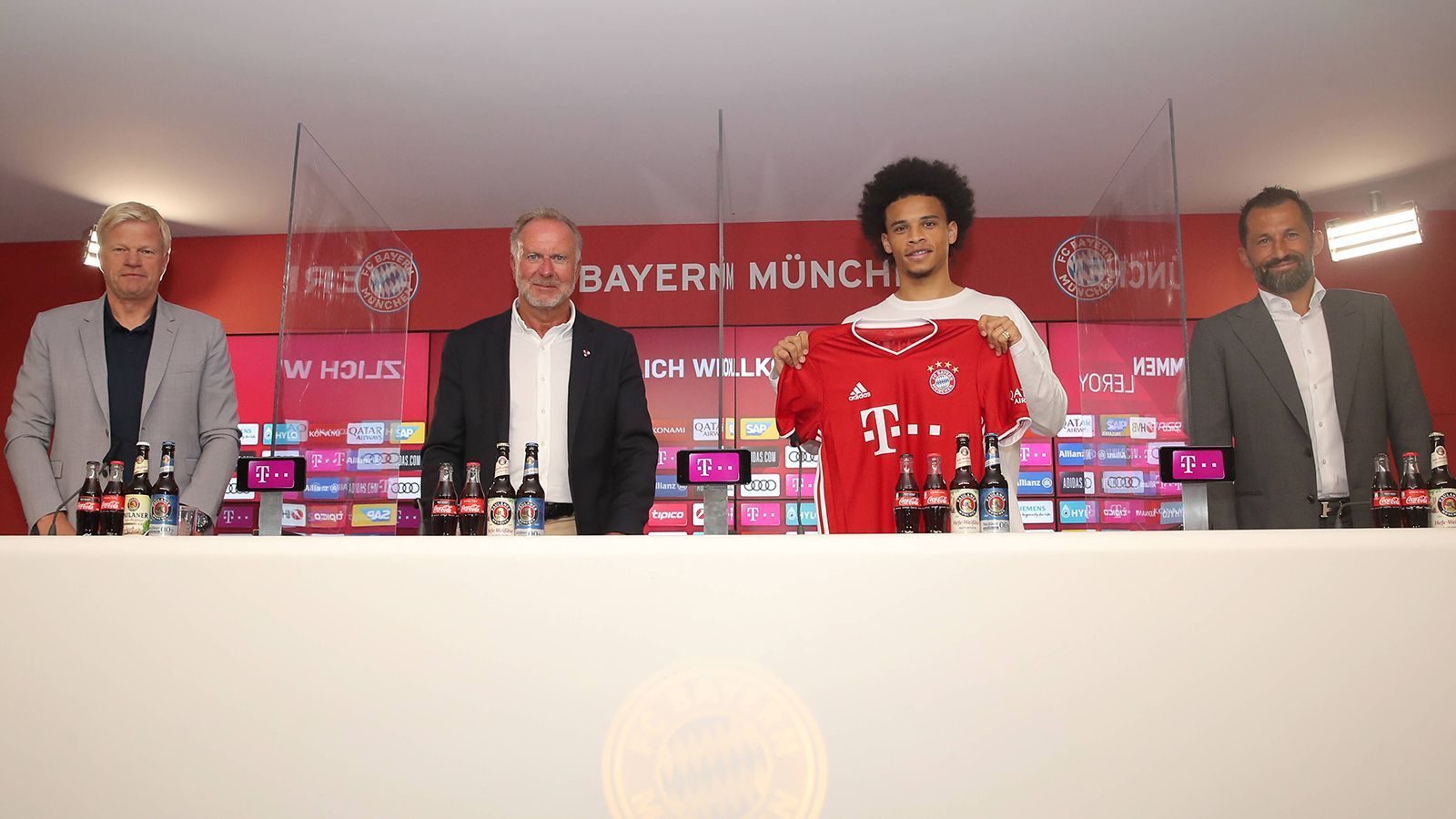 
                <strong>Vorstellung des 50-Millionen-Neuzugangs</strong><br>
                Der FC Bayern München hat einen neuen Star! Ende Juli stellen die Münchner Bosse den Königstransfer für die kommende Saison vor: Leroy Sane. Für den Linksaußen überweist der Rekordmeister rund 50 Millionen Euro an Manchester City und macht den 25-Jährigen nach Lucas Hernandez zum zweitteuersten Einkauf der Klubgeschichte.
              