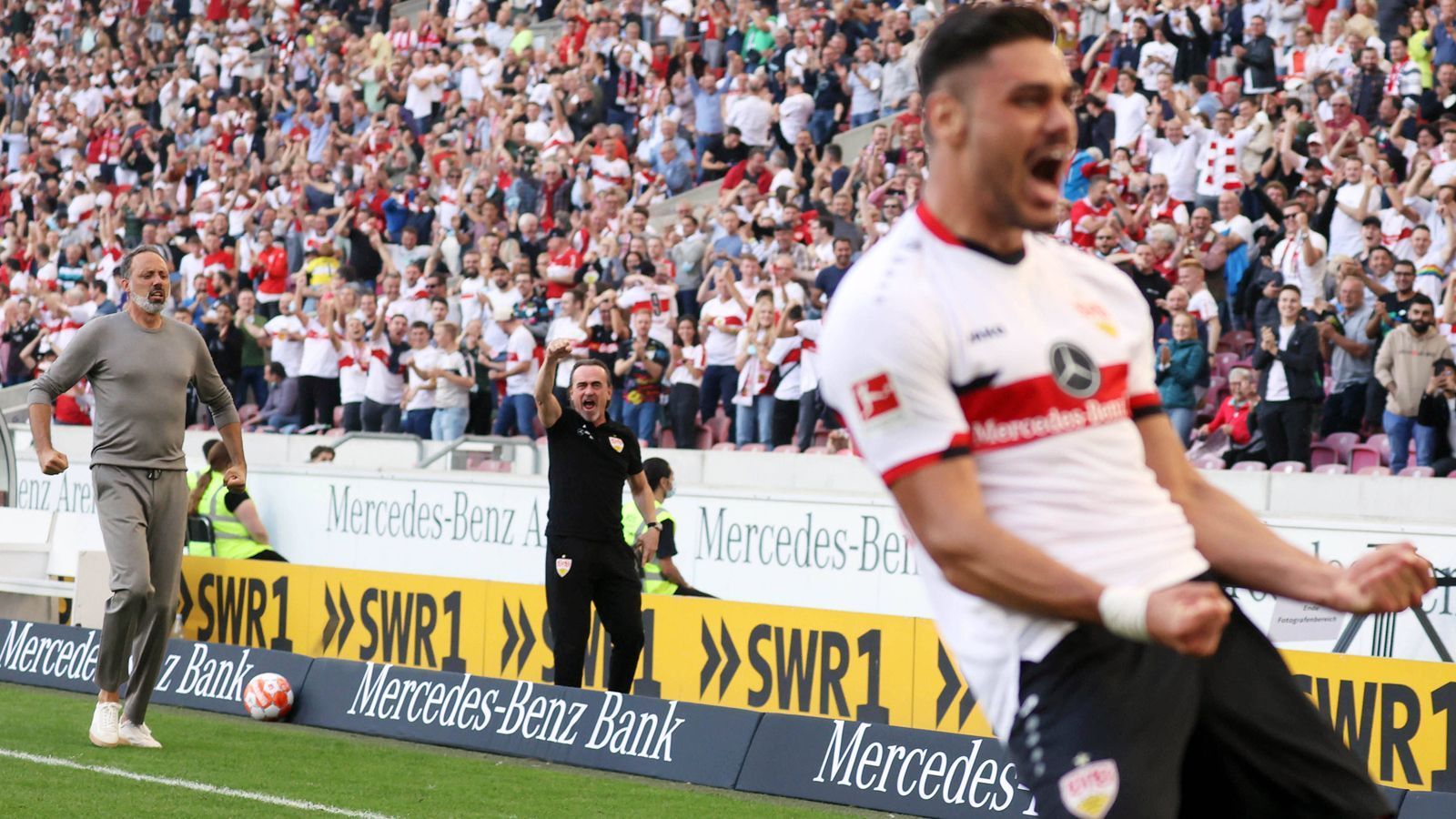 
                <strong>VfB Stuttgart</strong><br>
                Dem VfB ist ein solider Saisonstart gelungen, nach dem 3:1-Sieg gegen Hoffenheim zeigt die Tendenz nach oben. Dass es trotz zuvor fünf siegloser Spiele in Mannschaft und Umfeld ruhig blieb, ist eine neue Qualität der Stuttgarter. Der verletzungsbedingte Ausfall der beiden Top-Torjäger der vergangenen Saison, Silas Katompa Mvumpa (11 Tore) und Sasa Kalajdczic (16), konnte ebenfalls kompensiert werden, was ein weiterer Pluspunkt ist. Trainer Pellegrino Matarazzo sitzt fest im Sattel und wird den VfB wohl wieder auf einen sicheren Mittelfeldplatz führen. ran-Note: 3
              