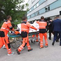 Rettungskräfte bringen den angeschossenen und verletzten slowakischen Ministerpräsidenten Robert Fico auf einer Trage in ein Krankenhaus.