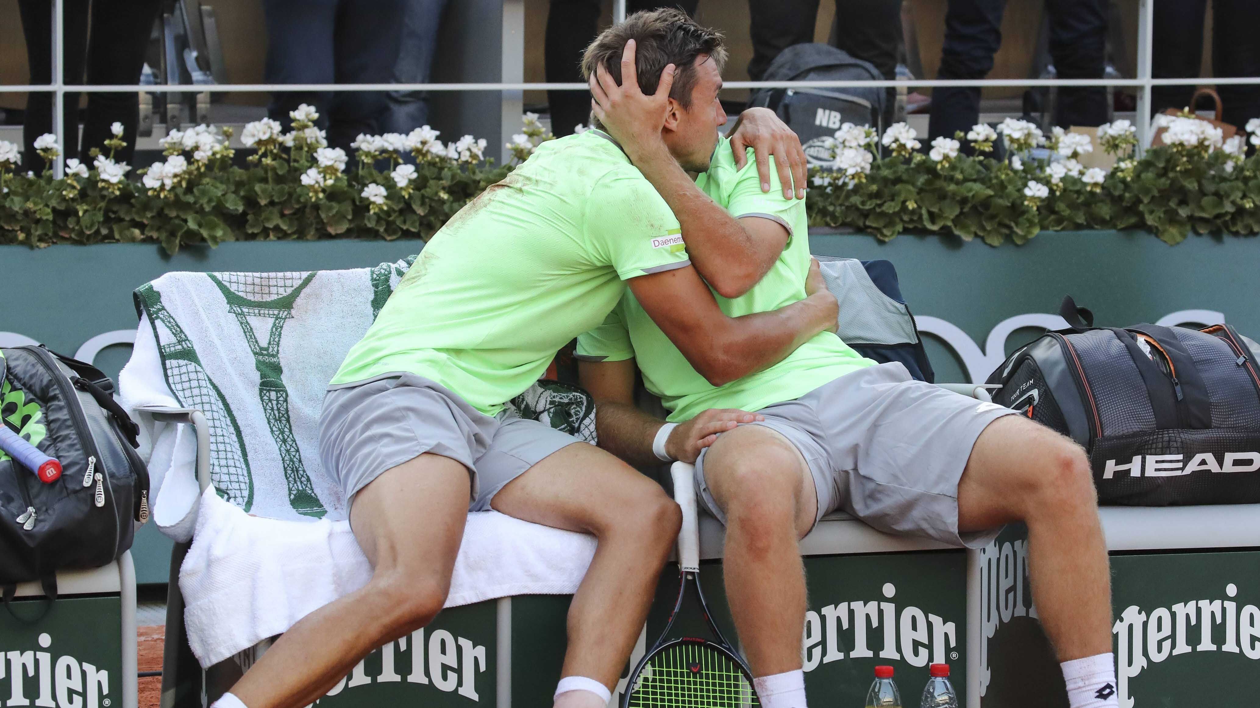 
                <strong>Erst seit kurzem ein Paar</strong><br>
                1,5 und 82Krawietz und Mies spielen erst seit eineinhalb Jahren zusammen. Ihr Erfolg ist von historischer Bedeutung: Das letzte deutsche Doppel, welches bei den French Open den Titel erringen konnte, waren vor 82 Jahren Gottfried von Cramm und Henner Henkel.Übrigens: Vor Krawietz und Mies schafften es in der "Open Era", welche seit 1968 besteht, nur Marc-Kevin Goellner und David Prinosil als rein deutsches Duo in ein Grand-Slam-Finale.
              