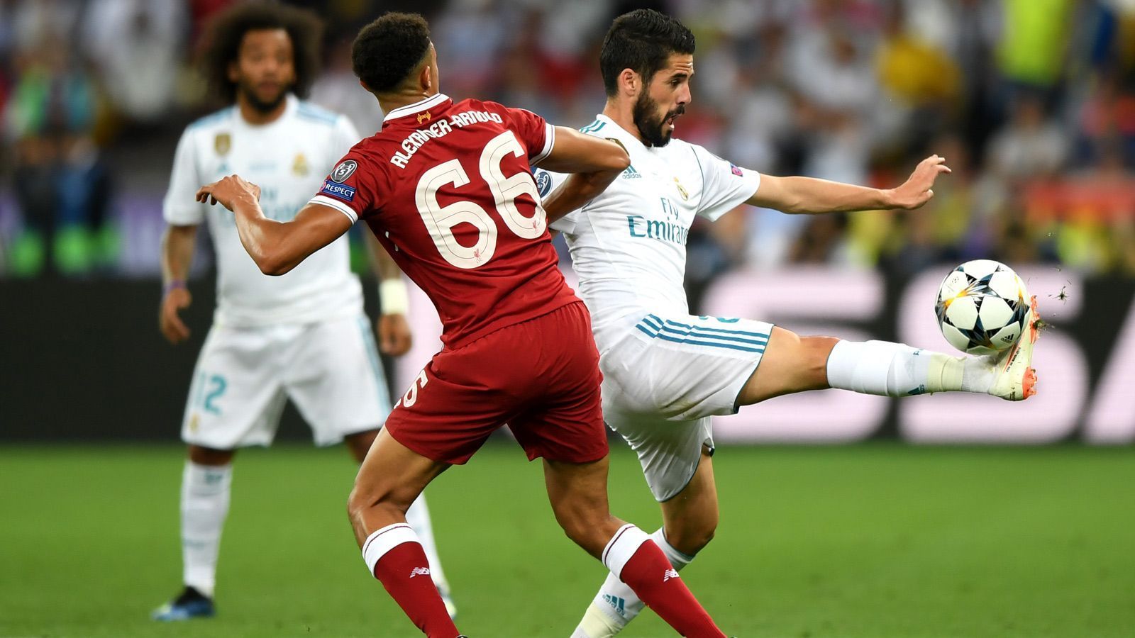 
                <strong>Isco (Real Madrid)</strong><br>
                Sein Abend beginnt völlig anders als gedacht, denn Isco muss auch mit Ball am Fuß zu oft den Rückwärtsgang einschalten. Ihm gelingt aber auch die brillante Flanke auf Ronaldo bei dessen Kopfballchance. Wenige Minuten nach Wiederanpfiff steht nur die Latte zwischen dem laufstarken Offensivspieler und der Führung. Nach 60 Minuten macht er Platz für den späteren Helden Bale. ran-Note: 3
              