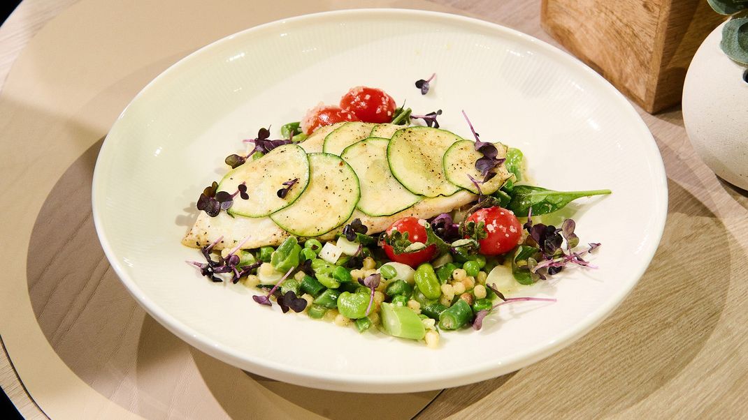 Doradenfilets mit Zucchini garniert, Bärlauch-Beurre-blanc und Bohnen-Frühlingsgemüse-Ragout an Fregola Sarda.