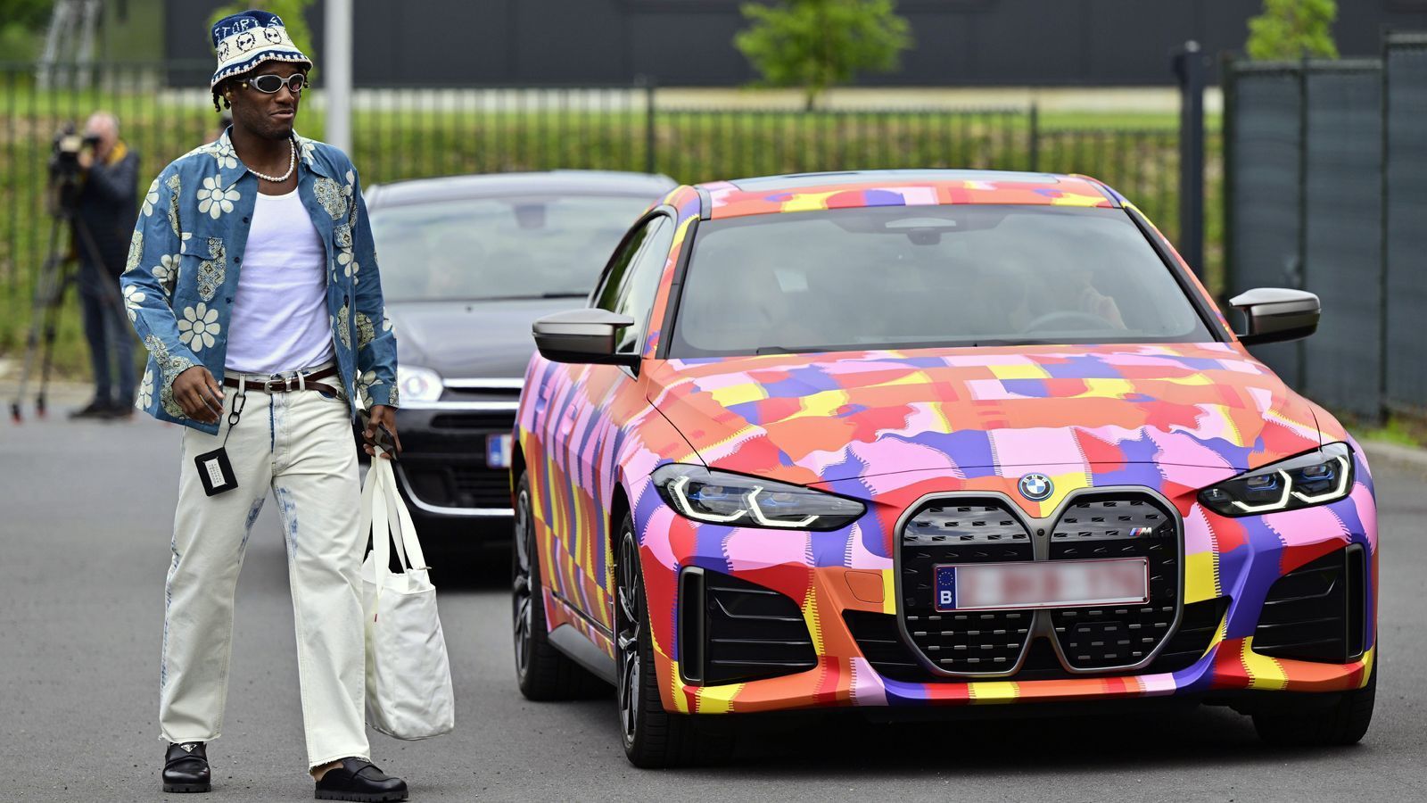 <strong>Michy Batshuayi: Mit Regenbogen-BMW zur Nationalmannschaft</strong><br>Stürmer Michy Batshuayi sorgte vor den Belgien-Länderspielen im Juni 2022 für Aufsehen. Er kam mit einem&nbsp; auffälligen BMW in Regenbogen-Farben zum Training. Natürlich war diese kuriose Ankunft auch bei den anwesenden Fotografen ein gerne genommenes Foto-Motiv. Batshuayi postete später auch noch ein Bild seines Luxuswagens.