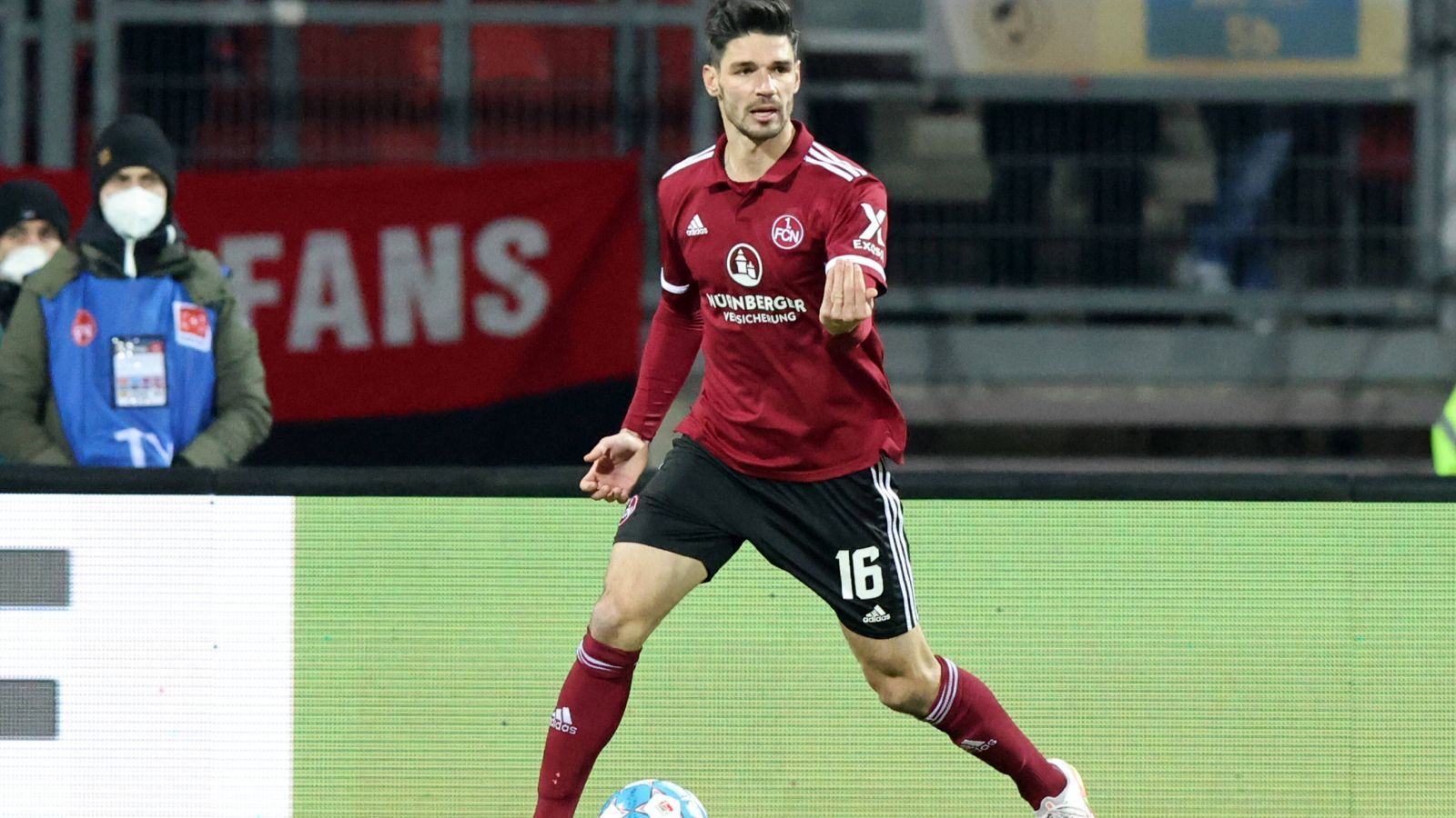 
                <strong>Christopher Schindler (1. FC Nürnberg)</strong><br>
                Ausnahmsweise fängt unsere Liste der Schlüsselspieler für den 1. FC Nürnberg mal hinten an. Christopher Schindler kam vor der Saison zum Club und hat die Defensivprobleme der Franken nahezu eigenhändig behoben. Nur drei Teams haben weniger Gegentore hinnehmen müssen als der FCN, das liegt auch an Schindler, der durch seine Premier-League-Erfahrung robuste Zweikämpfe gewöhnt ist und sie seinen Mitspielern vorlebt.
              