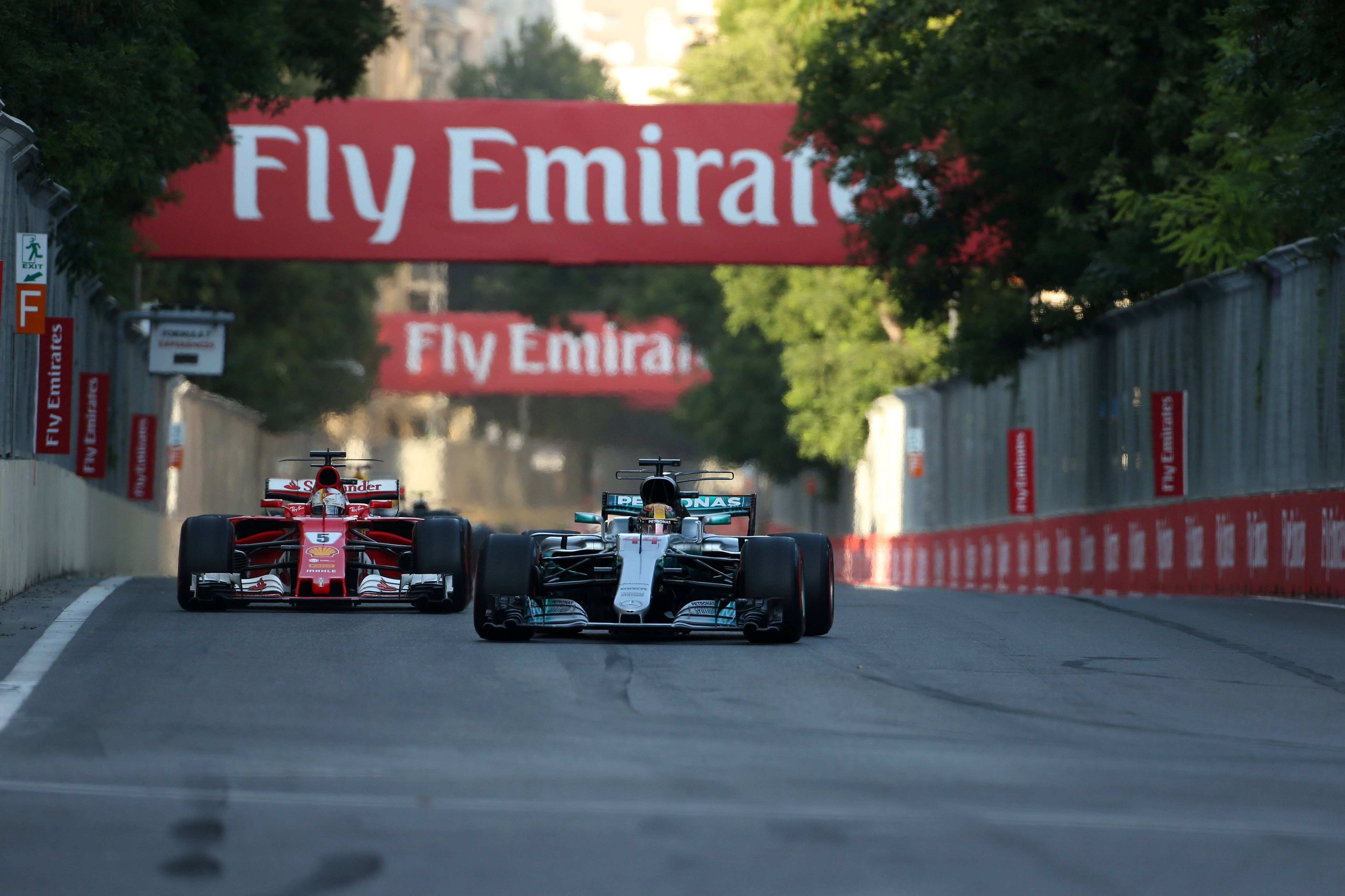 
                <strong>Die Ausraster von Sebastian Vettel</strong><br>
                Da hat Sebastian Vettel nochmal Glück gehabt: Nach seinem Rammstoß gegen Lewis Hamilton in Baku sollte es für den viermaligen Weltmeister ein Nachspiel geben. Der Automobil-Weltverband FIA hatte angekündigt, Ermittlungen gegen den Deutschen einzuleiten. Am Montag - an Vettels 30. Geburtstag - dann das Urteil: Verwarnung, Sozialstunden im Rahmen der FIA-Nachwuchsformelserien und eine öffentliche Entschuldigung - aber kein Punktabzug. Der Ferrari-Star gestand ein, "kein gutes Beispiel abgegeben zu haben". Die FIA stellte auch klar, dass jeder weitere Vorfall, in den Vettel involviert ist, ans internationale FIA-Gericht verwiesen werde. Damit fährt Vettel unter Bewährung.
              