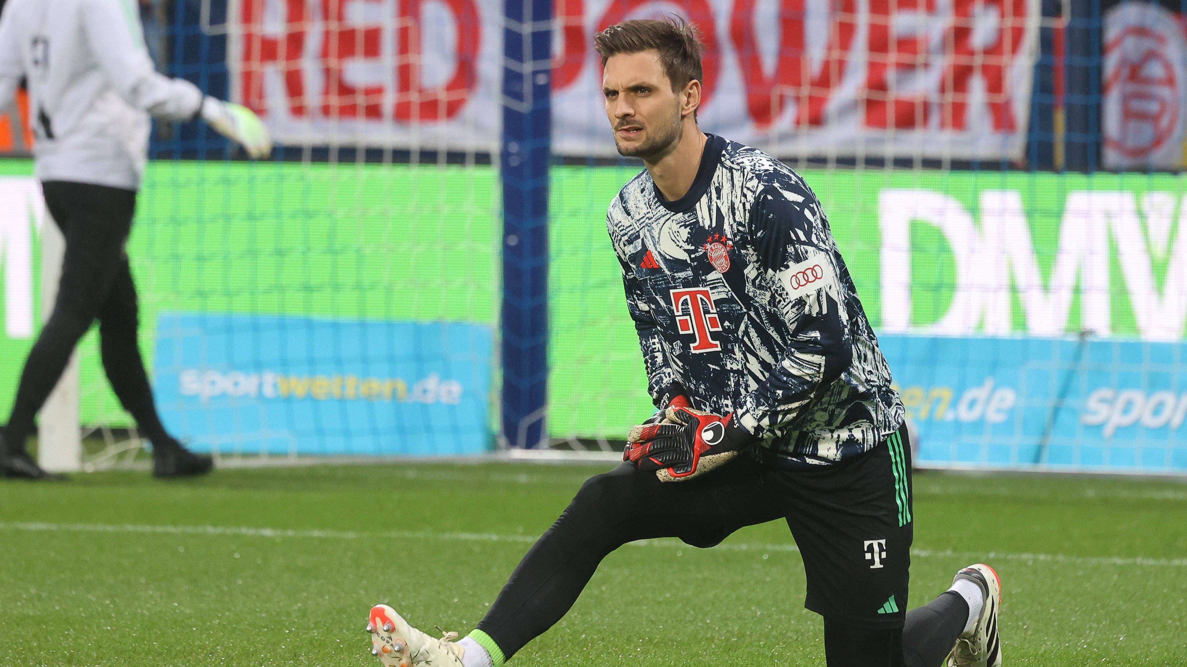 <strong>Sven Ulreich - BLEIBT</strong><br>Neuers langjähriger Stellvertreter muss sich keine wirklichen Sorgen machen. Grundsätzlich wird Ulreich als verlässlicher Backup geschätzt, verlängerte bereits bis 2025. Durch die bevorstehende Peretz-Leihe wird seine Position gestärkt. Nach dem Patzer gegen den BVB ist es aber auch denkbar, dass er in der kommenden Saison ins dritte Glied rückt, sollte Bayern noch einen Torhüter holen.