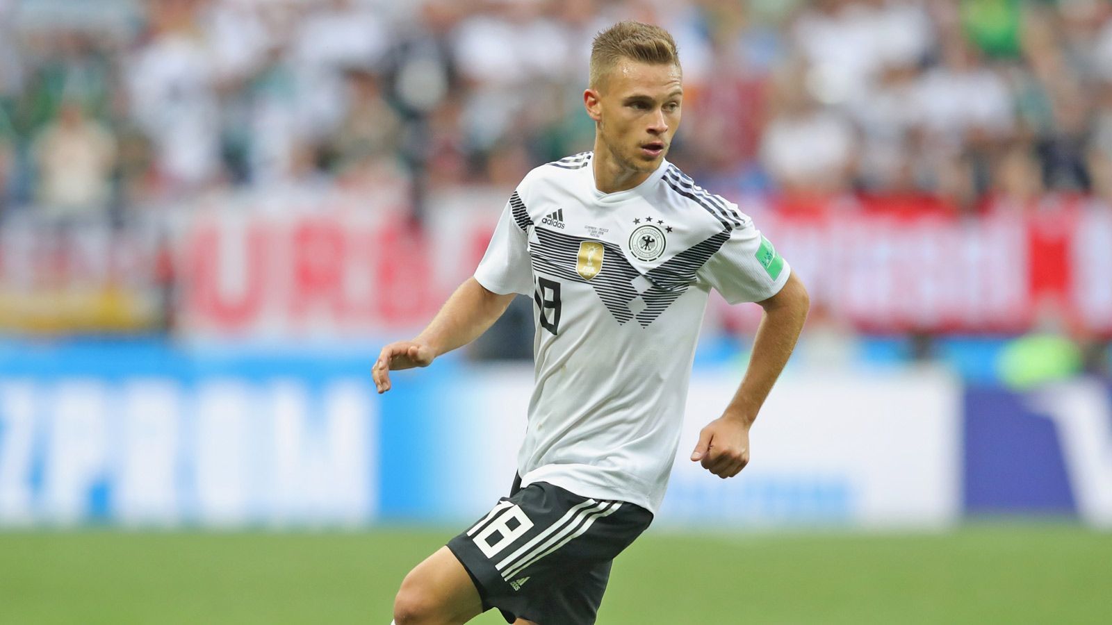 
                <strong>Mittelfeld: Joshua Kimmich</strong><br>
                Zugegeben, der Bayern-Star hat gegen Mexiko nicht überzeugen können – vor allem defensiv. Doch Kimmich gehört zu den Nationalspielern, die versuchen Tempo in das Spiel zu bringen und auch mal eine gute Flanke schlagen können. Daher die etwas offensivere Rolle, wenngleich er bei Ballverlust wieder in die Abwehrkette rücken sollte. Sodass aus der Dreier- am Ende mit dem zurückgerückten Jonas Hector (siehe zwei Bilder weiter) eine Fünferkette entsteht.
              