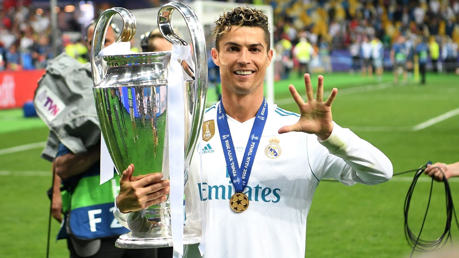 
                <strong>Platz 3 - Cristiano Ronaldo</strong><br>
                Ablösesumme: 94 Millionen EuroVerpflichtet von: Manchester UnitedZeitpunkt des Transfers: Sommer 2009
              