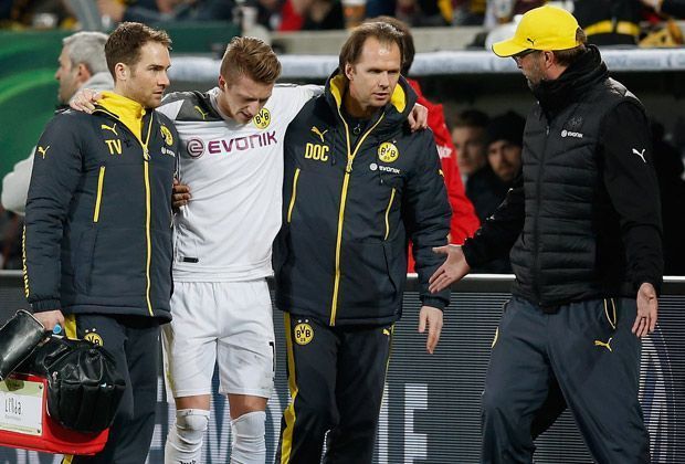 
                <strong>Ex-Schalker verletzt Reus</strong><br>
                ... doch der BVB-Star muss von zwei Betreuern gestützt den Platz verlassen. Trainer Jürgen Klopp erkundigt sich nach dem Befinden seines Schützlings. Die erste Diagnose lautet: Knieprellung.
              