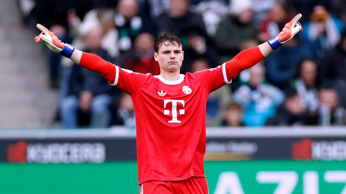 URBIG Jonas Torwart Team FC Bayern Muenchen DFL Bundesliga Saison 2025 - 2026 Spiel Borussia Moenchengladbach - FC Bayern Muenchen 0 : 3 am 25. 10. 2025 in Moenchengladbach DFL REGULATIONS PROHIBIT...