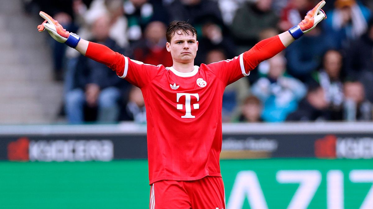 URBIG Jonas Torwart Team FC Bayern Muenchen DFL Bundesliga Saison 2025 - 2026 Spiel Borussia Moenchengladbach - FC Bayern Muenchen 0 : 3 am 25. 10. 2025 in Moenchengladbach DFL REGULATIONS PROHIBIT...