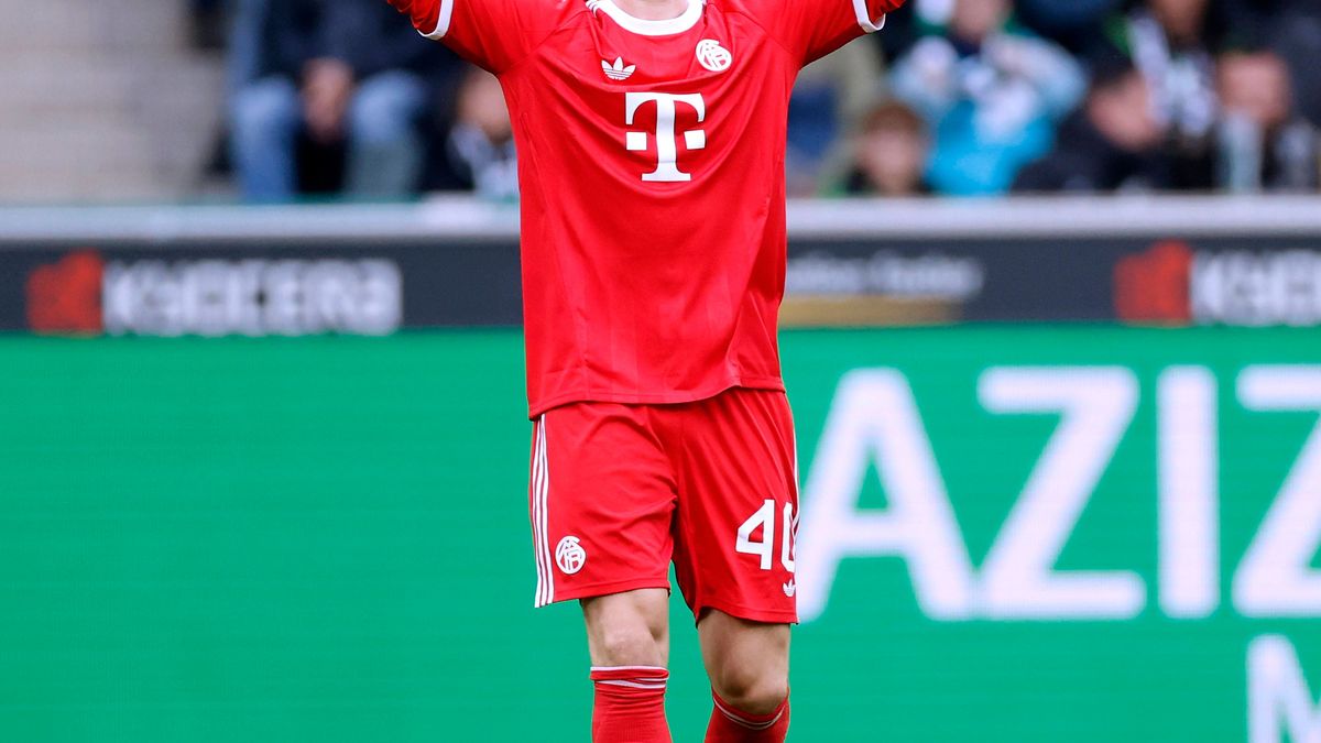 URBIG Jonas Torwart Team FC Bayern Muenchen DFL Bundesliga Saison 2025 - 2026 Spiel Borussia Moenchengladbach - FC Bayern Muenchen 0 : 3 am 25. 10. 2025 in Moenchengladbach DFL REGULATIONS PROHIBIT...