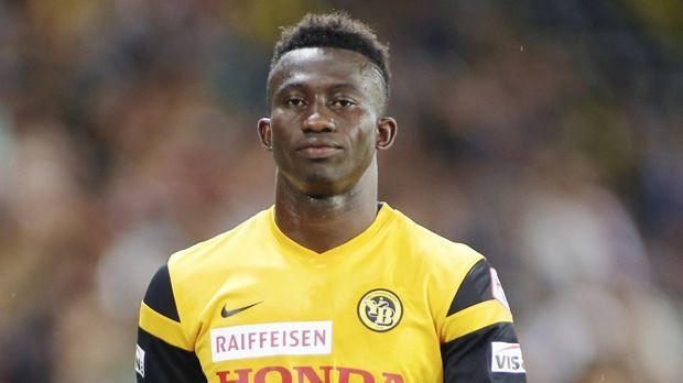 
                <strong>HSV-Deal platzt nach Sende-Panne</strong><br>
                Kurz vor dem Ende der Wechsel-Periode im Winter 2015 wollten die Hanseaten Sekou Sanogo von den Young Boys Bern an die Elbe holen. Der Transfer schien so gut wie fix: Sanogo hatte den Medizin-Check bestanden, die Klubs waren sich über die Vertragsdetails einig. Dennoch scheiterte das Leihgeschäft - an einer Sende-Panne. Nach Aussage des HSV wurden die Vertrags-Vereinbarungen in Bern nicht rechtzeitig abgeschickt, die Unterlagen erreichten die Hamburger erst nach 18 Uhr und so musste Sanogo die Heimreise antreten. 
              