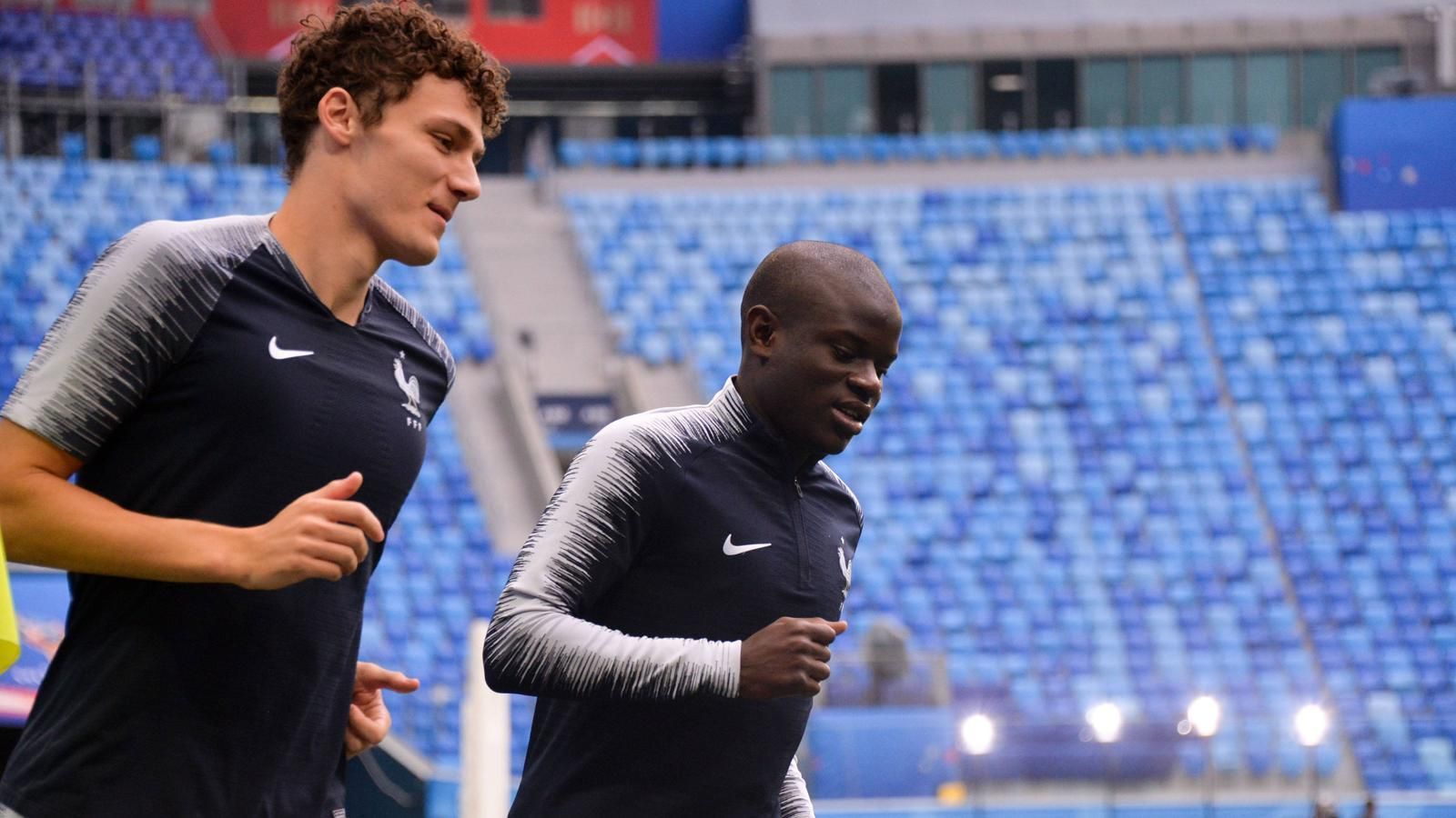 
                <strong>N’Golo Kante und Benjamin Pavard (Frankreich)</strong><br>
                N'Golo Kante und Benjamin Pavard, die bereits am Sonntag geschont wurden, trainierten beim Abschlusstraining nur individuell mit dem Fitnesscoach.
              