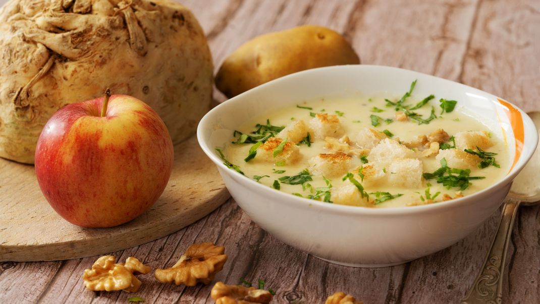 Apfel-Sellerie-Suppe ist perfekt als gesunde, wärmende Suppe im Herbst.