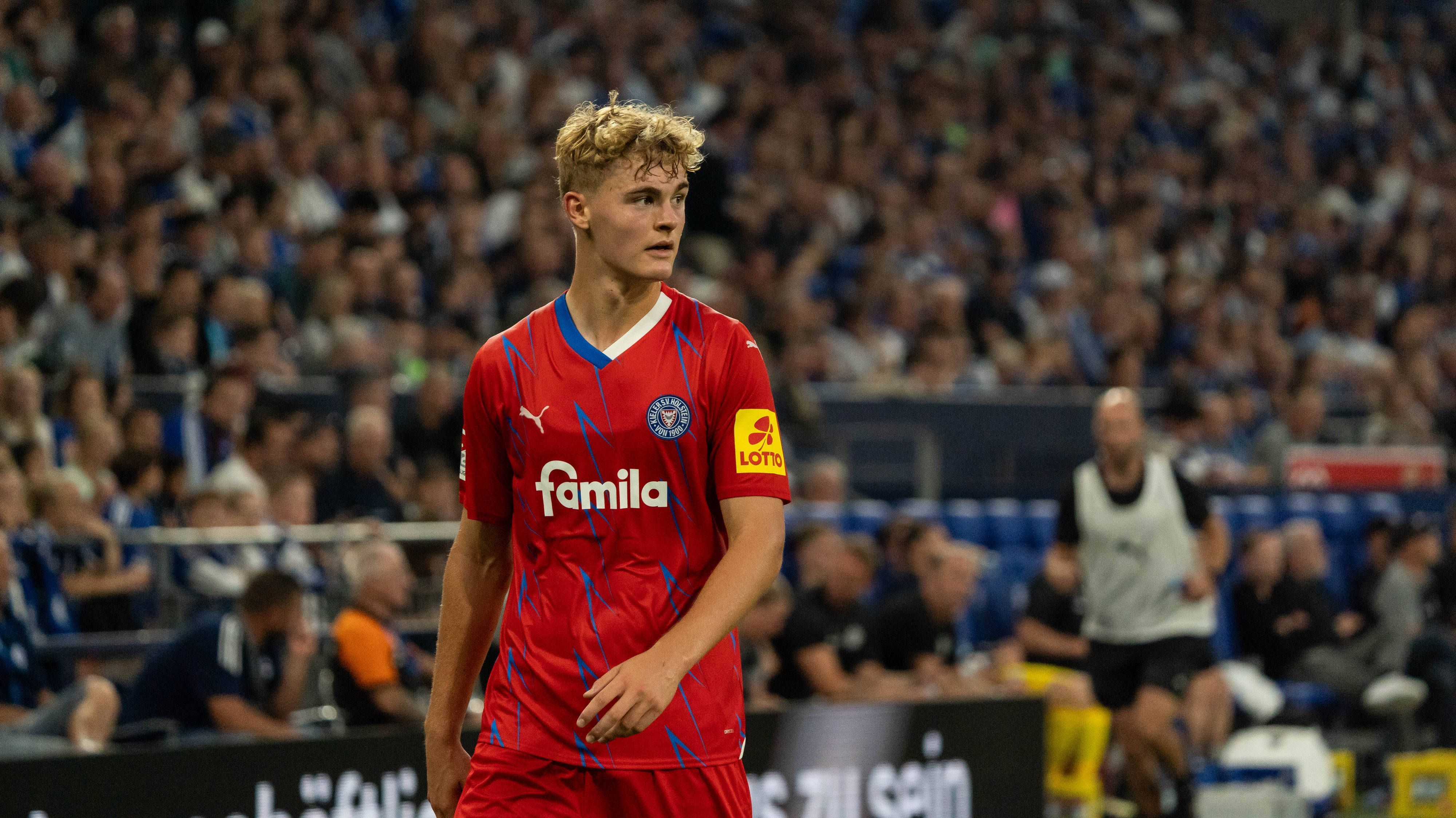 <strong>#13 Tom Alexander Rothe</strong><br>• Position: Abwehr<br>• Alter: 18<br>• Verein: Holstein Kiel<br>• U21-Länderspiele: 0