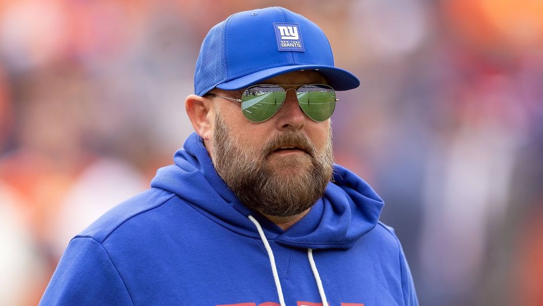 October 20, 2025, Denver, Colorado, USA: Giants Head Coach BRIAN DABOLL looks on from the sidelines during the 1st. Half at Empower Field at Mile High Sunday afternoon. Broncos beat the Giants 33-32. Denver USA - ZUMAav4_ 20251020_zaf_av4_024 Copyright: xHectorxAcevedox