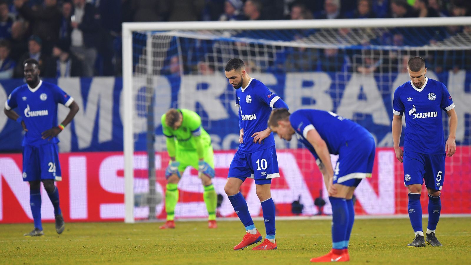 
                <strong>Platz 14: FC Schalke 04</strong><br>
                Vor dem Spiel gegen Manchester City gab es Stimmen, die eine deutliche Niederlage der Schalker befürchteten. Daraus wurde nichts. Schalke beeindruckte beim 2:3 sogar, gab erst spät einen Sieg aus der Hand. Für Trainer Domenico Tedesco eine Kraftquelle in schweren Zeiten. Im Rückspiel gibt es dennoch nicht viel Hoffnung.
              