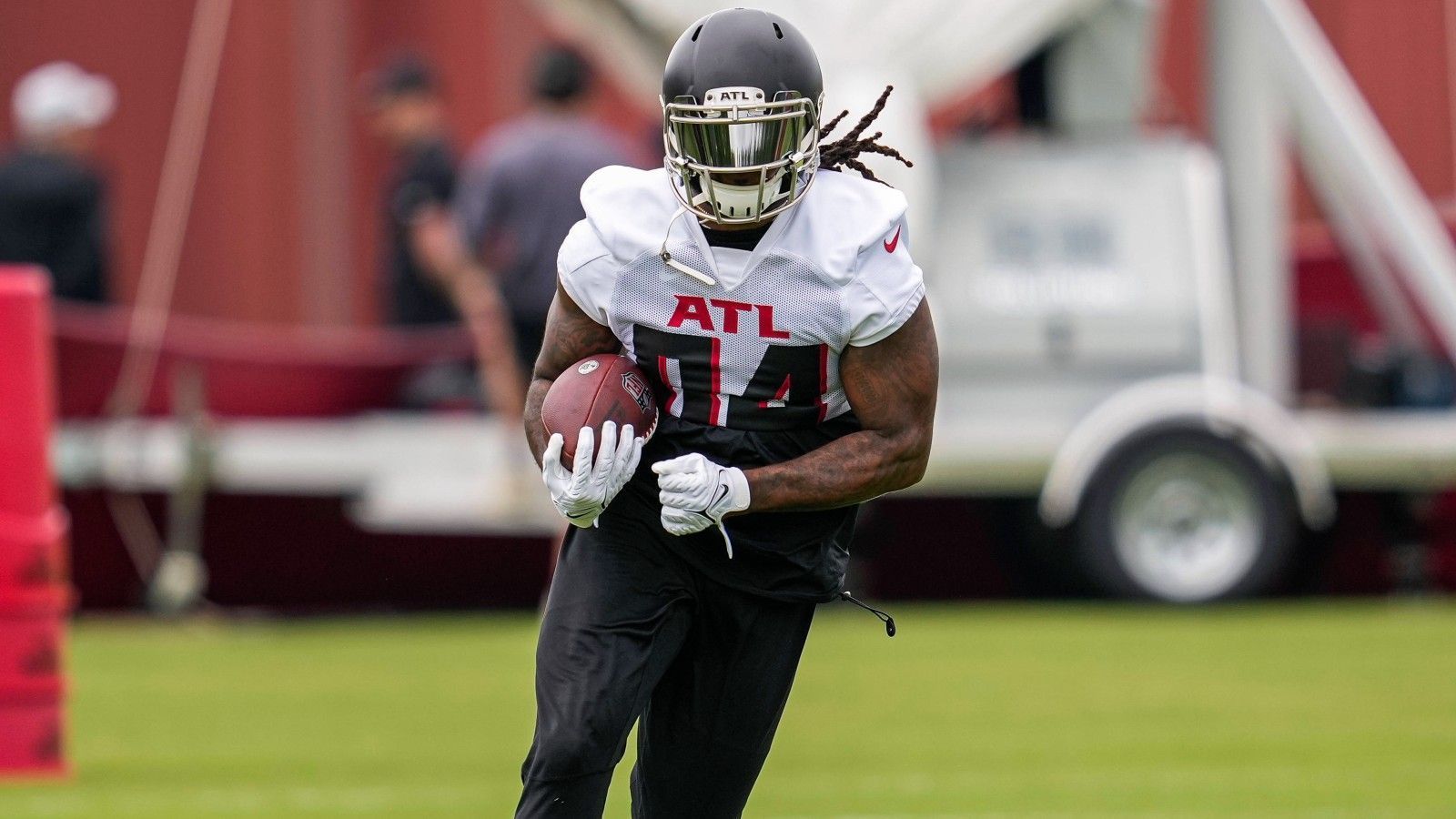 
                <strong>Atlanta Falcons – Vertrag von Cordarrelle Patterson umstrukturieren</strong><br>
                Cordarrelle Patterson war in den vergangenen Saisons ein Eckpfeiler der Offense der Atlanta Falcons. Allerdings: In der kommenden Saison wird er sich voraussichtlich hinter Bijan Robinson und Tyler Allgeier einordnen. Die Falcons sollten ihn behalten – aber seinen Vertrag umstrukturieren. Für Running Back Nummer drei verdient "CP" mit über vier Millionen Dollar in der Saison 2023 ganz schön viel. Zu viel.
              