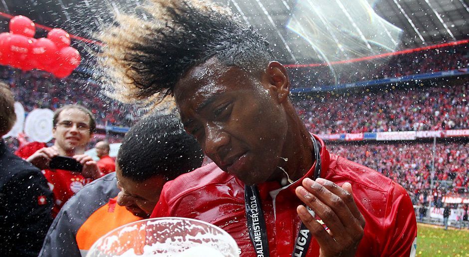 
                <strong>David Alaba Bierdusche</strong><br>
                Ganz anders bei David Alaba. Der Linksverteidiger dürfte ebenso wie sein Trainer die ein oder andere Dusche abbekommen haben. 25 Grad, Bier, die Frisur sitzt, nicht.
              