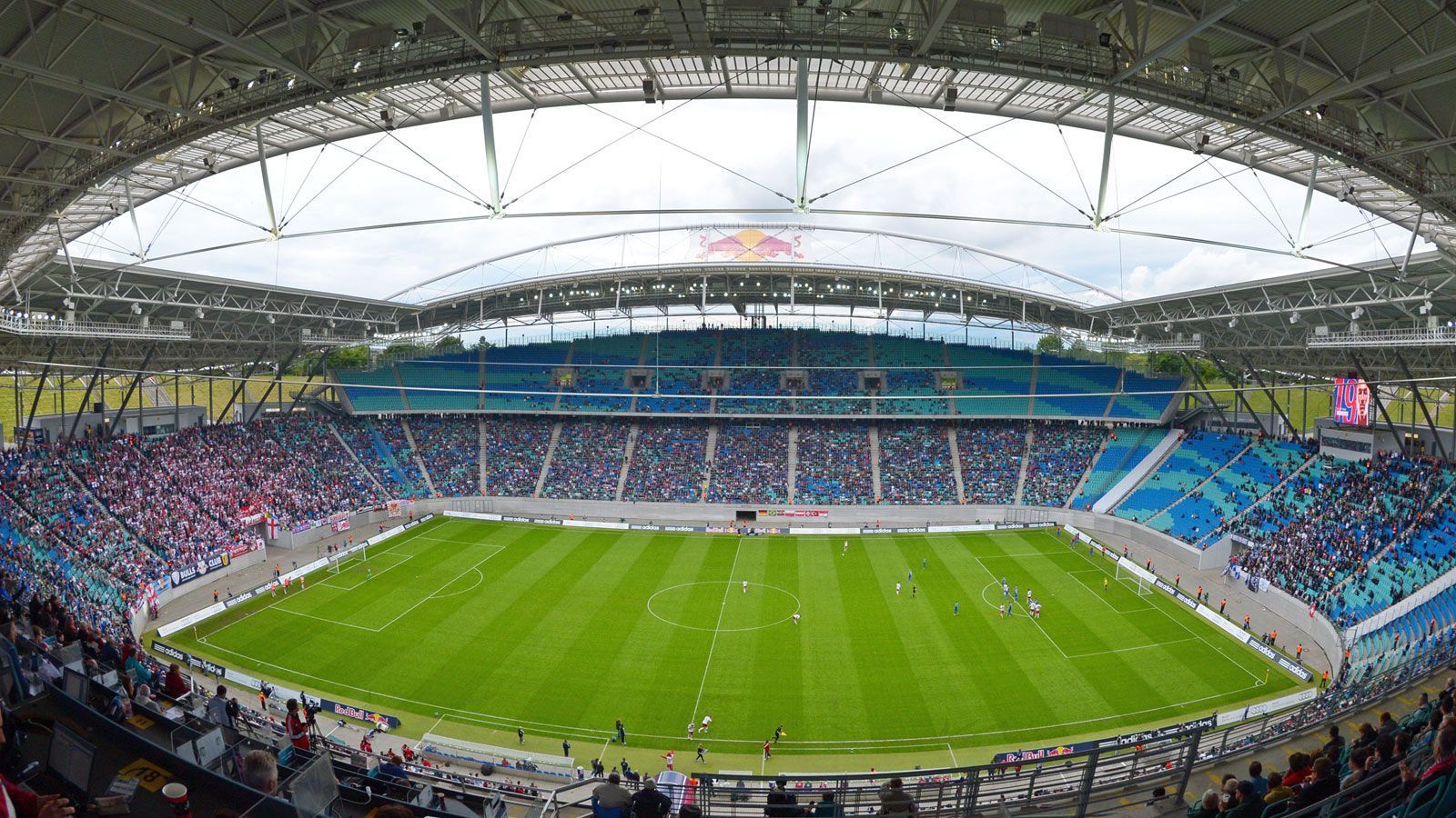 
                <strong>RB Leipzig</strong><br>
                Stadion: Red Bull Arena (41.939 Plätze) - Fans beim Saisonauftakt: 8500 - Fans am 5. Spieltag: 999* - Gegner: Hertha BSC Berlin*Weil die Infektionszahlen in der Stadt gestiegen sind, wurde der Kartenvorverkauf für die Partie gegen die Hertha gestoppt.
              