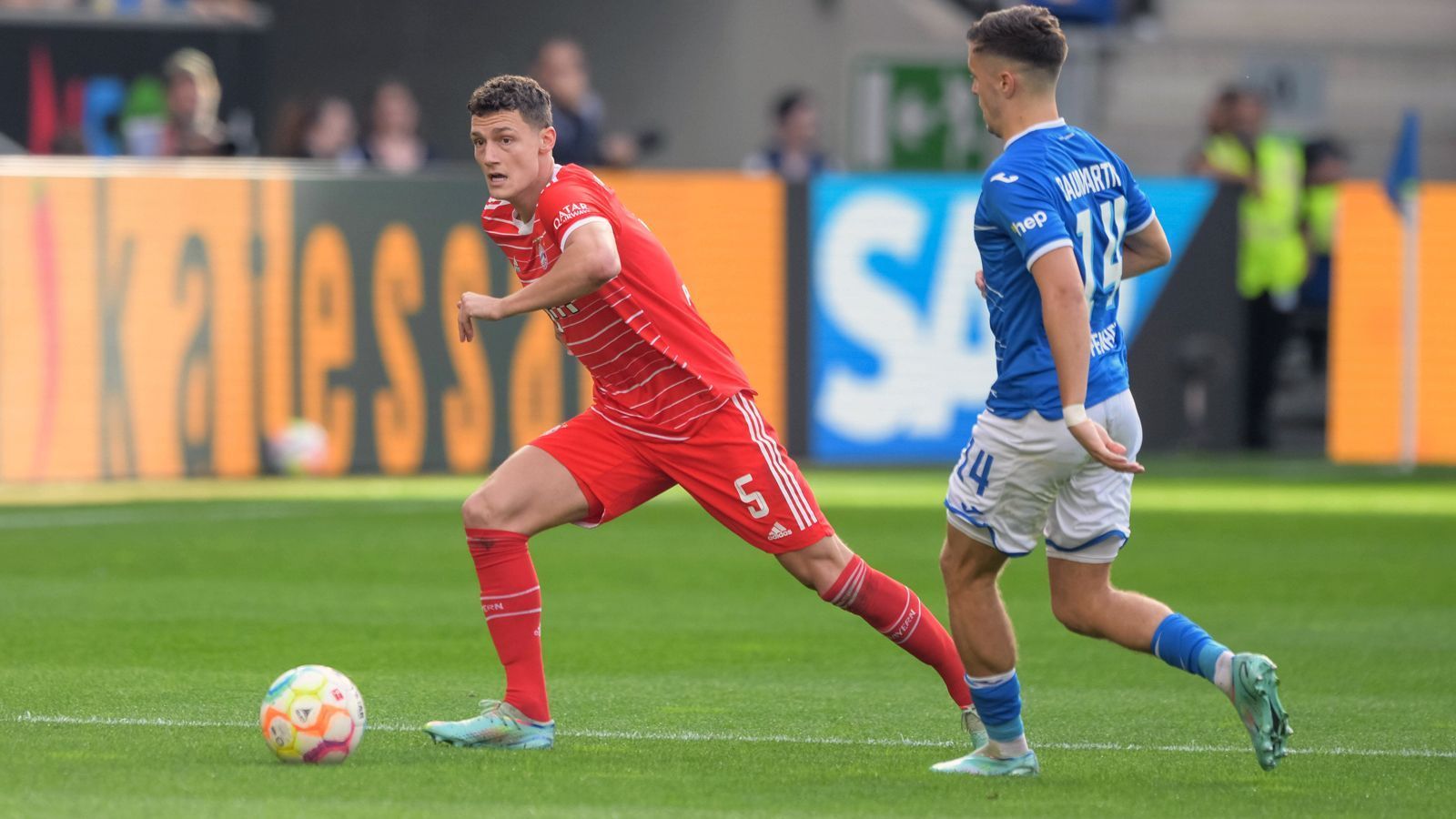 
                <strong>Benjamin Pavard</strong><br>
                Bayern Rechtsverteidiger spielt gegen die TSG grundsolide, schaltet sich aufgrund der mangelnden Aufgaben in der Abwehr auch immer mal wieder in die Offensive mit ein. Bei einem dieser Vorstöße hat er im ersten Durchgang Pech, dass ein Distanzschusses französischen Weltmeisters gerade noch abgeblockt wird. ran-Note: 3
              