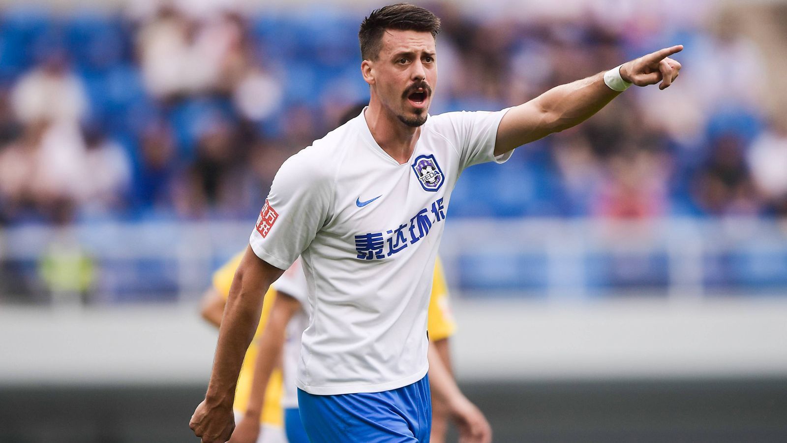 
                <strong>Sandro Wagner (Tianjin Teda)</strong><br>
                Bei Tianjin Teda haben einige Deutsche im sportlichen Bereich das Sagen. Mit Trainer Uli Stielike sowie Stürmer Sandro Wagner (Bild) und Verteidiger Felix Bastians sind drei Hauptprotagonisten der Marke "Made in Germany" beim chinesischen Erstligisten am Start. Mit 22 Punkten nach 16 Begegnungen spielt Tianjin Teda eine stabile Saison, liegt derzeit auf Platz 6. Und zuletzt fing es dann auch noch bei Stürmer Wagner an zu laufen. Bei den kürzlichen beiden 2:1-Heimsiegen gegen Shandong Luneng Taishan und Jiangsu Suning gelangen dem 31-Jährigen seine ersten drei Treffer überhaupt in der Super League.
              