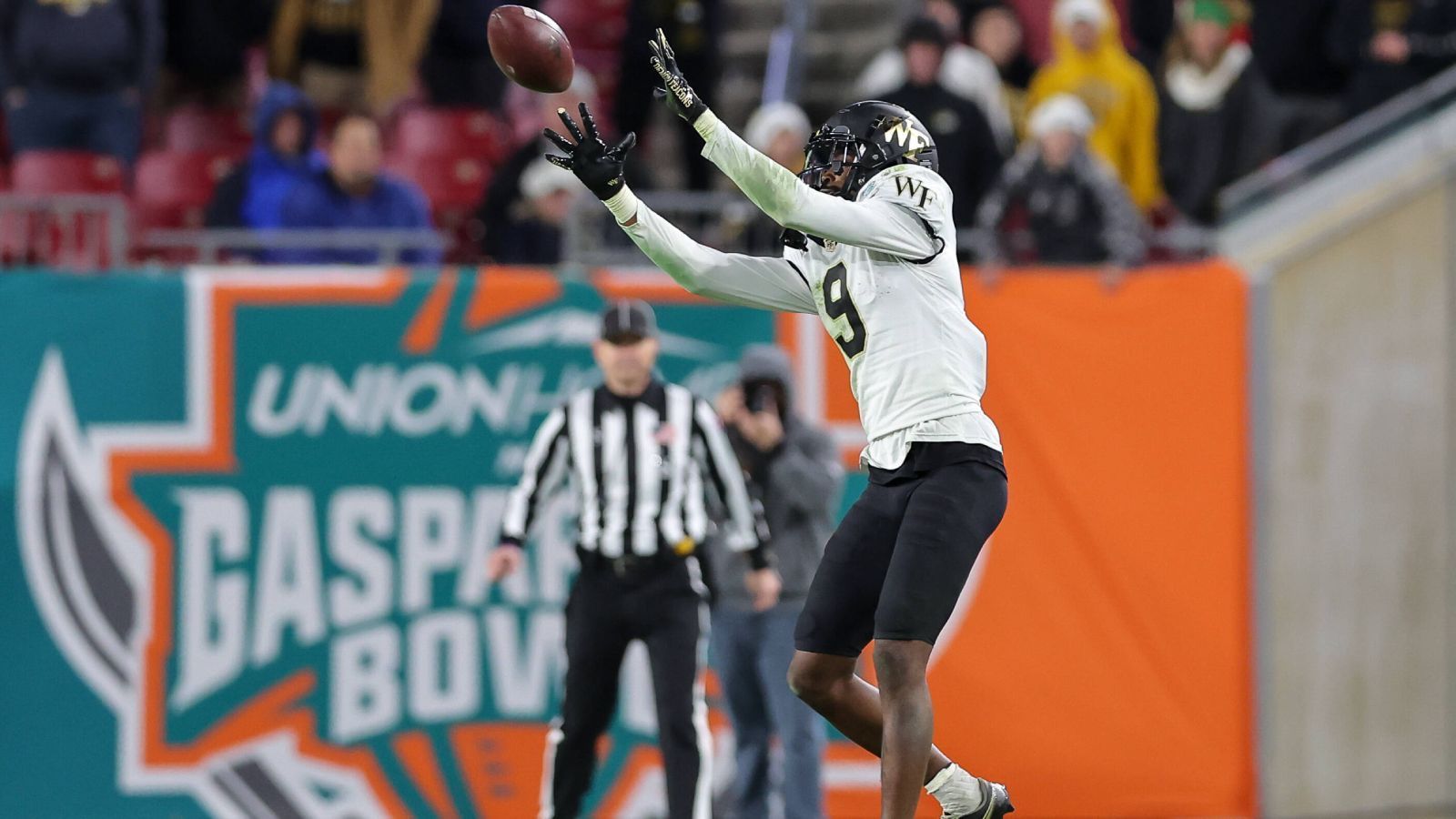 
                <strong>Platz 9: A.T. Perry (Wake Forest)</strong><br>
                Bei A.T. Perry ist vor allem die Größe von 1,92 Metern in Kombination mit seiner Geschwindigkeit für NFL-Teams interessant. Beim Combine lief er 4,47 Sekunden auf 40 Yards. Das ist nicht unglaublich schnell, aber definitiv kein schlechter Wert. Der Mann von Wake Forest liefert seit drei Saisons am College ab, in den vergangenen beiden Saisons gelangen ihm jeweils über 1.000 Yards sowie elf Touchdowns 2022 und sogar 15 Touchdowns 2021. Er kann auf jeder Route eingesetzt werden, was ihn zu einem flexiblen künftigen NFL-Receiver macht.
              