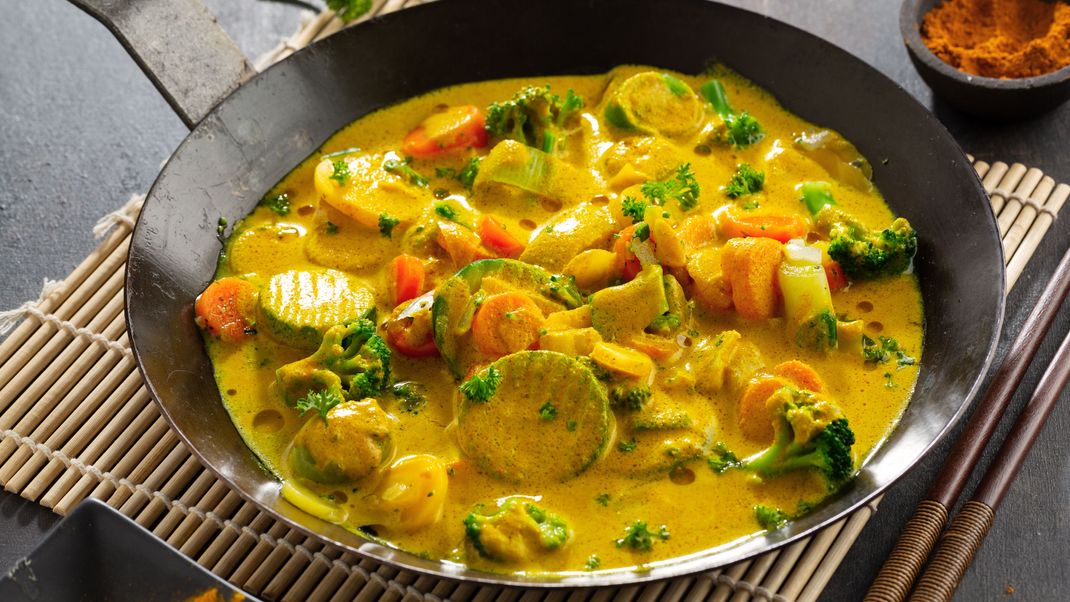 Neben den Basiszutaten kannst du alles in dein veganes Curry verarbeiten, worauf du Lust hast und was dir schmeckt.