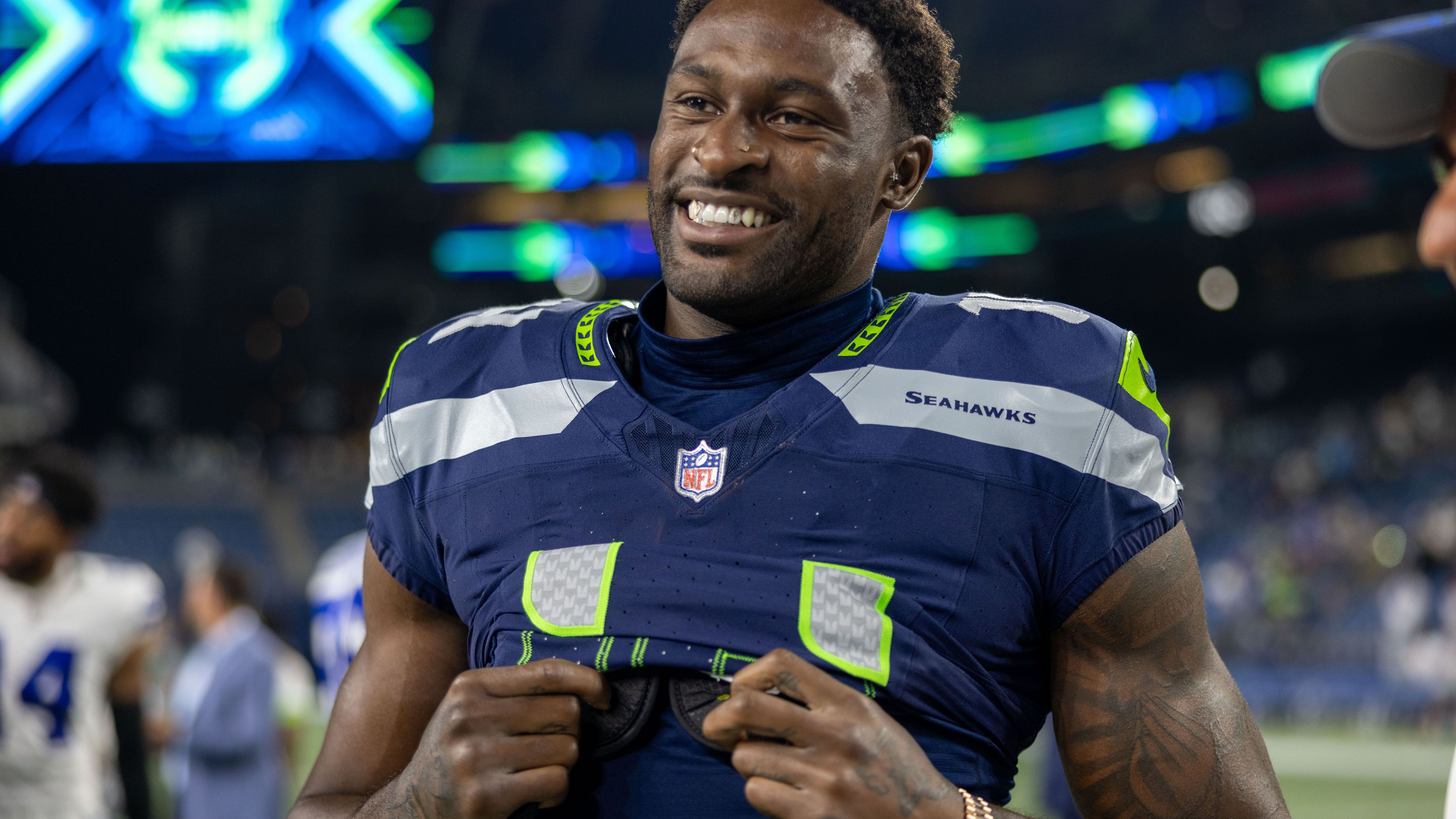 <strong>Seattle Seahawks</strong><br>- D.K. Metcalf&nbsp; (Foto): Der stämmige Star-Receiver möchte "einfach" an seine bisherigen Leistungen anknüpfen.<br>- Tariq Woolen: Ein bisschen aus dem Nichts war Woolen in seinem Rookie-Jahr direkt einer der besten Passverteidiger der Liga.<br>- Charles Cross: Lange war die O-Line das Problem der Seahawks, mit Cross ist dies deutlich besser geworden.<br>- Tyler Lockett: Zusammen mit Metcalf stellt der flinke Receiver jede Defense vor Probleme.<br>- Kenneth Walker: Schon in seinem Rookie-Jahr zeigte der Running Back sein riesiges Potential.