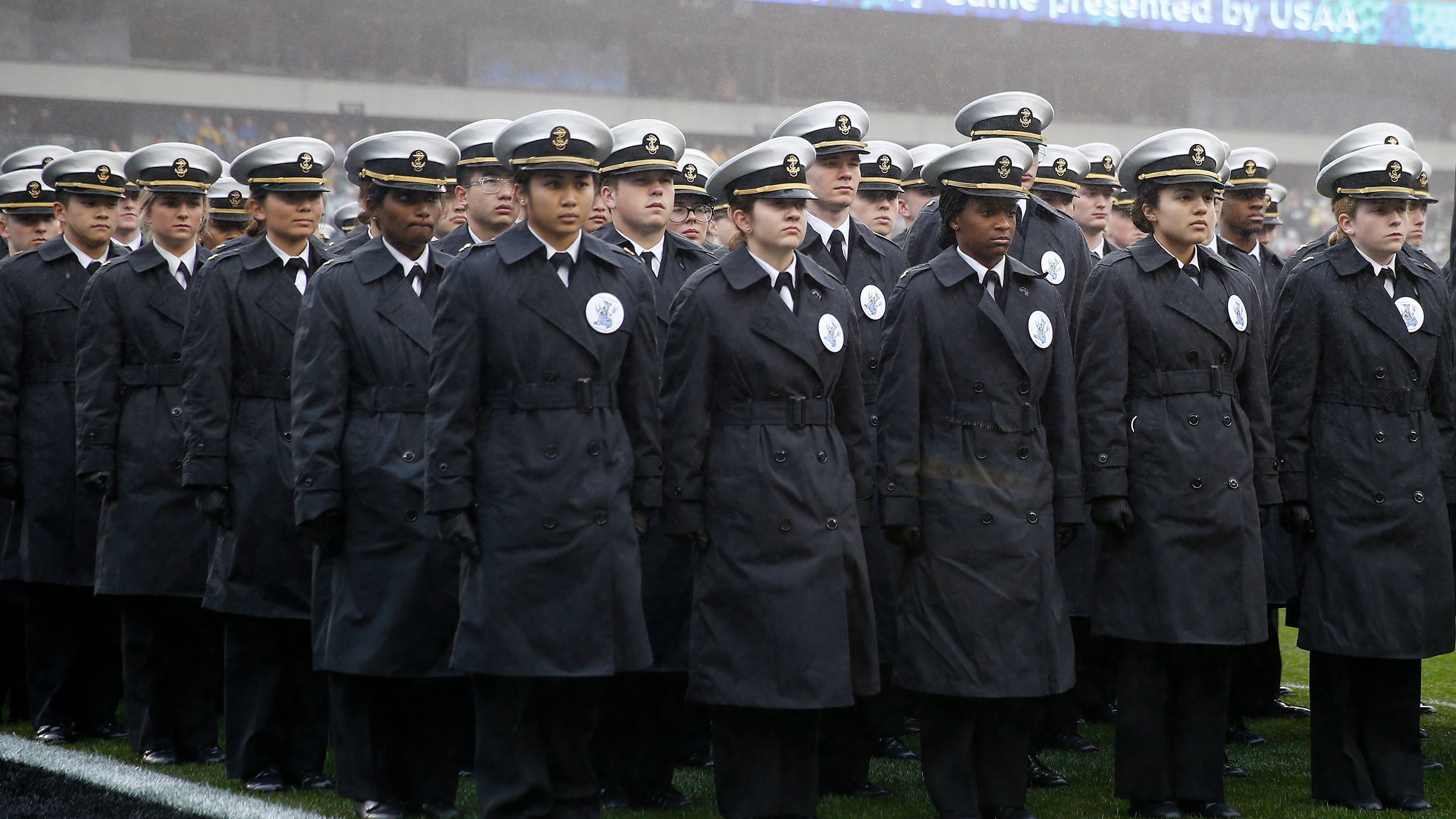 
                <strong>Alle Studenten auf dem Feld: "The March On"</strong><br>
                Dass die jeweiligen Marching Bands vor dem Spiel das Feld betreten, gehört im College Football zur Normalität. Das Duell zwischen Army und Navy ist allerdings das einzige Spiel, bei dem alle Studenten beider Unis auf den Rasen dürfen. Im Anschluss dessen gehen alle gemeinsam auf ihre jeweilige Tribüne. 
              