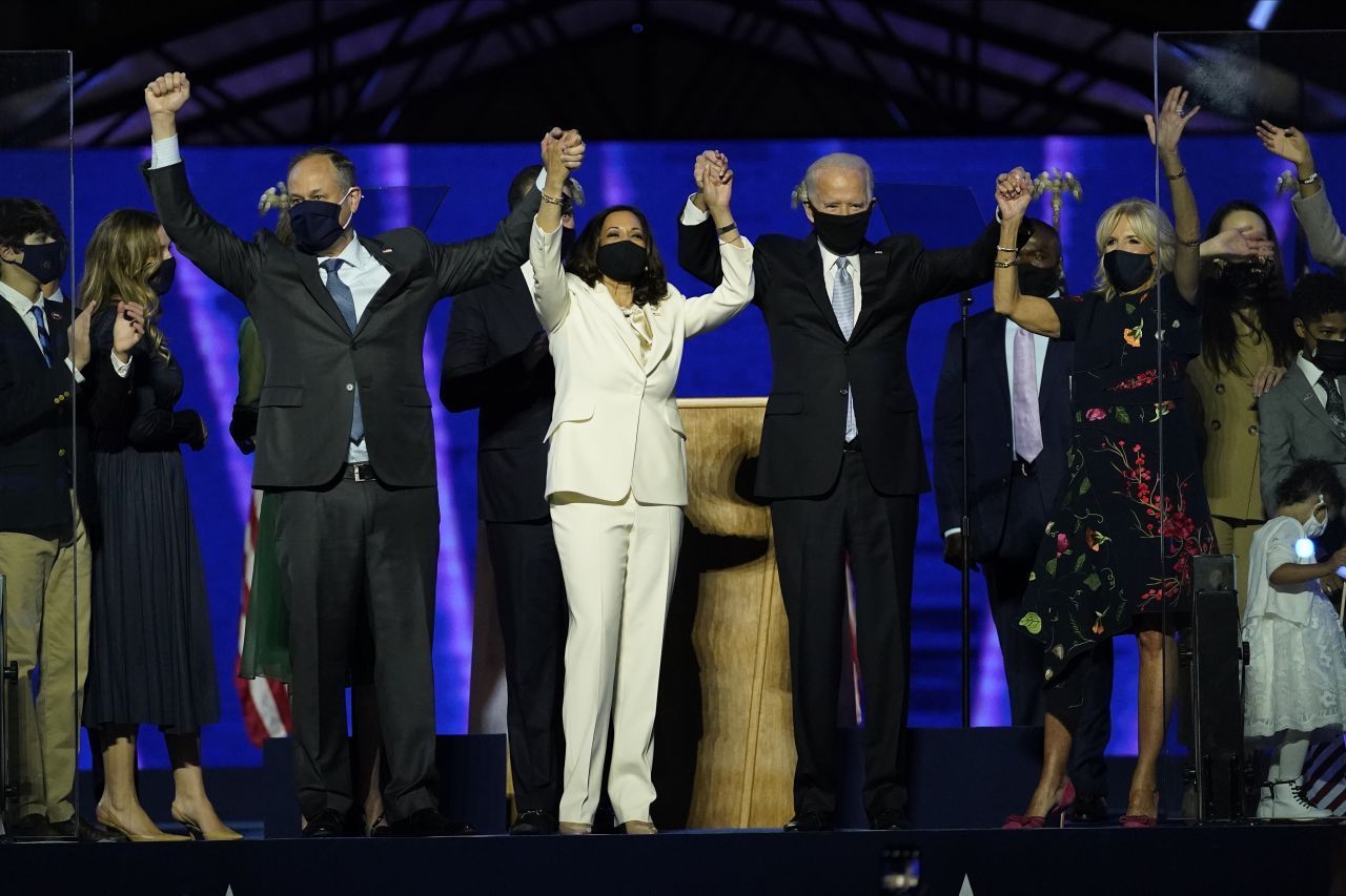 Von links nach rechts: Doug Emhoff, Ehemann von Kamala Harris, Kamala Harris, Joe Biden und seine Frau Jill nach der Ansprache auf der Bühne. 