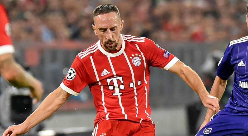 
                <strong>Franck Ribery</strong><br>
                Starker Auftritt auf der linken Seite in Halbzeit eins. Immer in Bewegung, immer anspielbar, spielfreudig, wendig und ballsicher. Und natürlich stets gefährlich. Lässt in der zweiten Halbzeit aber nach. Macht in der 78. Minute Platz für Thomas Müller. Stinksauer wohlgemerkt. ran-Note: 3
              