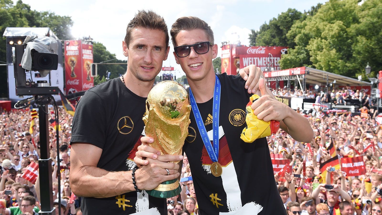 
                <strong>Miroslav Klose</strong><br>
                Miro Klose auf dem absoluten Höhepunkt - mit dem WM-Pokal. In Brasilien krönte der 40-Jährige seine herausragende Karriere nicht nur mit dem Titel, sondern wurde auch mit insgesamt 16 Toren bei vier Endrunden der WM-Rekordtorschütze. Außerdem ist er der einzige Spieler, der in vier WM-Halbfinals eingesetzt wurde. Deutscher Rekordtorschütze mit 71 Länderspiel-Toren ist er natürlich auch.
              