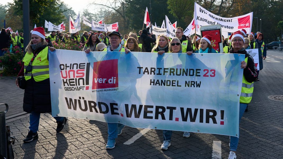 Teilnehmer:innen eines Warnstreiks in Nordrhein-Westfalen demonstrieren Mitte Oktober für die Verdi-Forderungen.