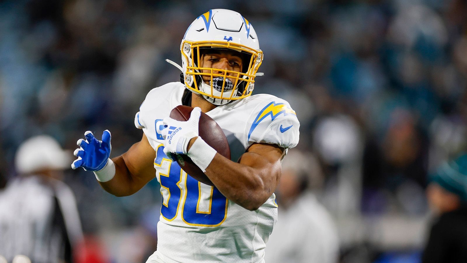 
                <strong>Los Angeles Chargers</strong><br>
                In Los Angeles kommt viel darauf an, ob die Chargers Austin Ekeler traden oder nicht. Der Running Back fühlt sich bei den Kaliforniern nicht mehr wertgeschätzt und unterbezahlt, hat bereits um Trade-Freigabe gebeten. Sollte Ekeler gehen, könnte das Bodenpersonal in Los Angeles Verstärkung gebrauchen. Zudem ist dort ab der kommenden Spielzeit Kellen Moore Offensive Coordinator - er war zuvor drei Jahre lang bei den Dallas Cowboys aktiv gewesen. "Wir können [Elliott] auf viele verschiedene Arten einsetzen. Wir alle wissen, was er im Passspiel aufgrund seiner Schutzfähigkeiten leistet. Unterschätzen Sie das niemals, vor allem nicht mit Zeke", so Moore über seinen einstigen Schützling.
              