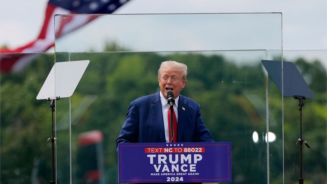 Der republikanische Präsidentschaftskandidat und ehemalige US-Präsident Donald Trump spricht während einer Wahlkampfveranstaltung im North Carolina Aviation Museum.