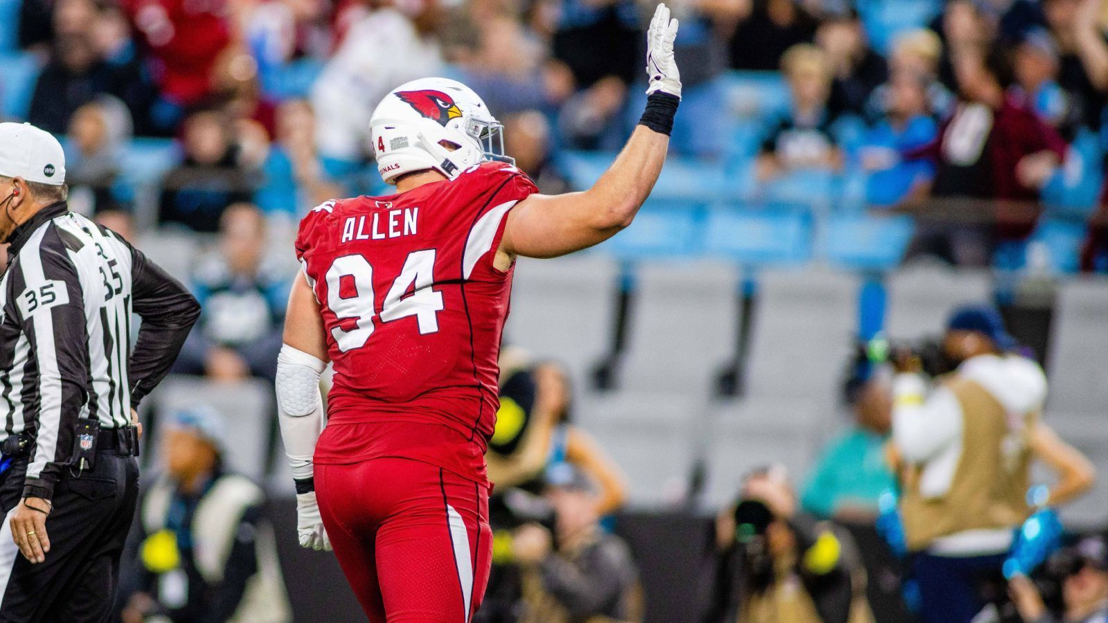 
                <strong>Arizona Cardinals: DE Zach Allen</strong><br>
                Bei den Arizona Cardinals lief in der vergangenen Saison nicht viel richtig. Einer der Lichtblicke nach schwerem Start war jedoch Defensive End Zach Allen. Durch den Rücktritt von J.J. Watt dürften die Cardinals alles dafür tun, mit Allen zu verlängern, um die Defense nicht von Grund auf neu aufstellen zu müssen.
              