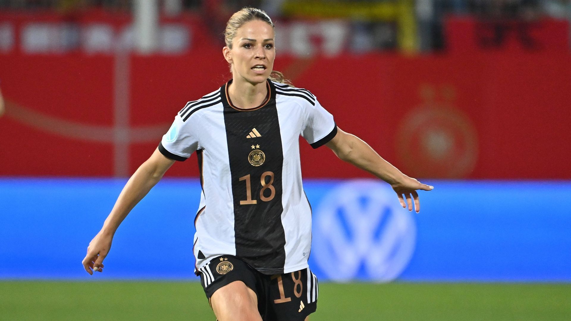 
                <strong>Melanie Leupolz</strong><br>
                &#x2022; <strong>Position: </strong>Mittelfeld/Angriff<br>&#x2022; <strong>Verein: </strong>FC Chelsea<br>&#x2022; <strong>Trikotnummer: </strong><br>&#x2022; <strong>Alter: </strong><br>&#x2022; <strong>Länderspiele: </strong><br>&#x2022; <strong>Länderspiel-Tore: </strong><br>
              