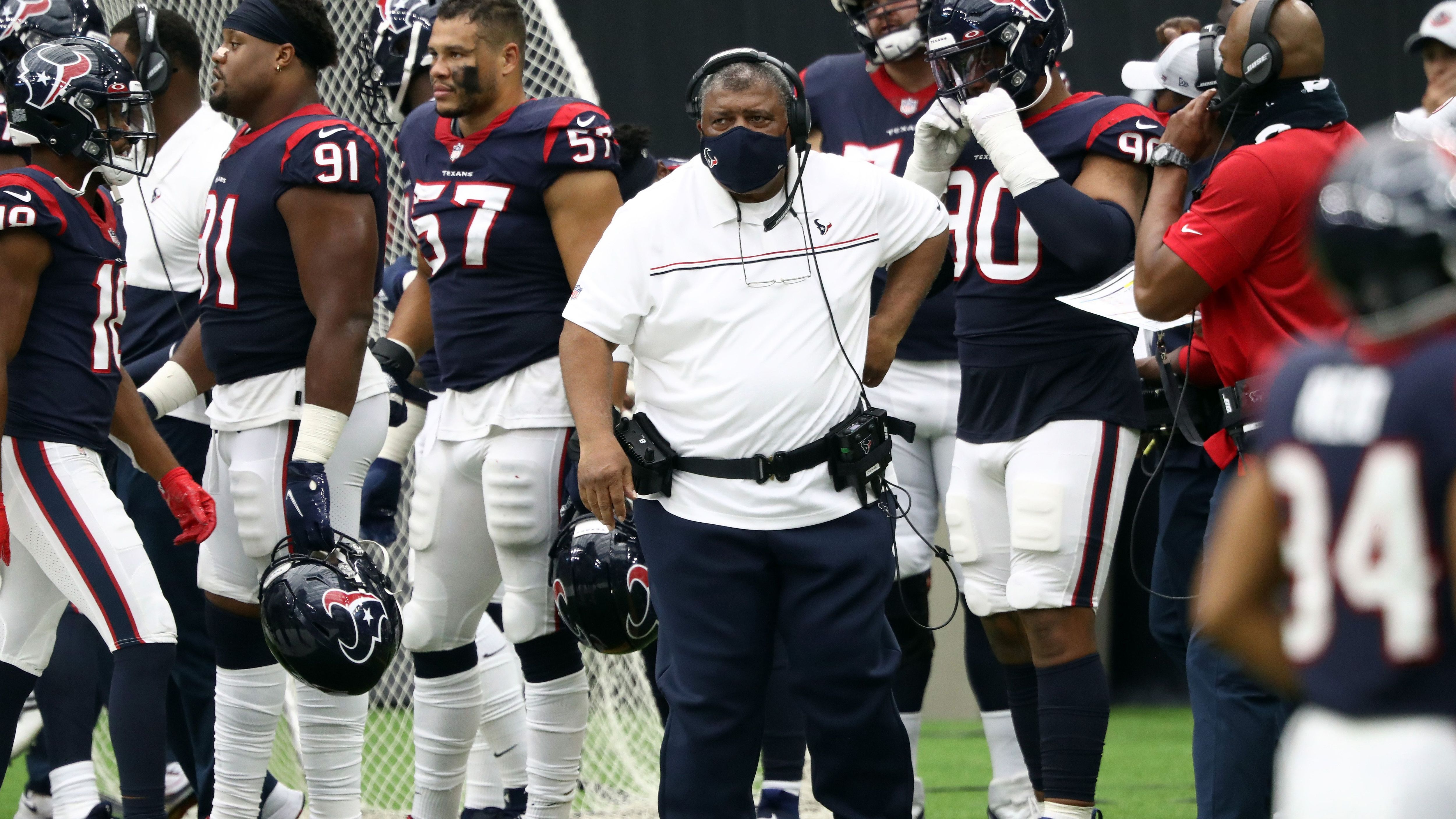 
                <strong>Houston Texans: Die missliche Ausgangslage </strong><br>
                Houston geht laut "Spotrac" derzeit mit einem Cap Space von -13.293.850 Millionen Dollar in die kommende Saison. Mit Blick auf den mit großer Wahrscheinlichkeit sinkenden Cap 2021 alles andere als gute Vorzeichen. Zudem verfügt die Franchise nach einigen fragwürdigen Trades über keinen eigenen Erst- und Zweitrundenpick im kommenden Draft. "CBS" beruft sich auf Quellen innerhalb der Organisation, die Besitzer Cal McNair tunlichst angeraten haben, aus besagten Gründen einige teure Verträge von Veteranen abzugeben. Zahlreiche General Manager konkurrierender Teams sollen demnach bereits mit Argusaugen das Vorgehen in Houston betrachten und entsprechende Trade-Angebote ausloten. ran.de zeigt, welche Spieler hierzu in Frage kommen.
              