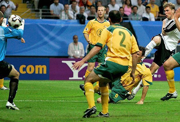 
                <strong>Das erste Tior</strong><br>
                Beim Confed-Cup 2005 erzielt Mertesacker beim 4:3-Sieg gegen Australien seinen ersten Treffer im DFB-Dress. Insgesamt folgen noch drei weitere.
              